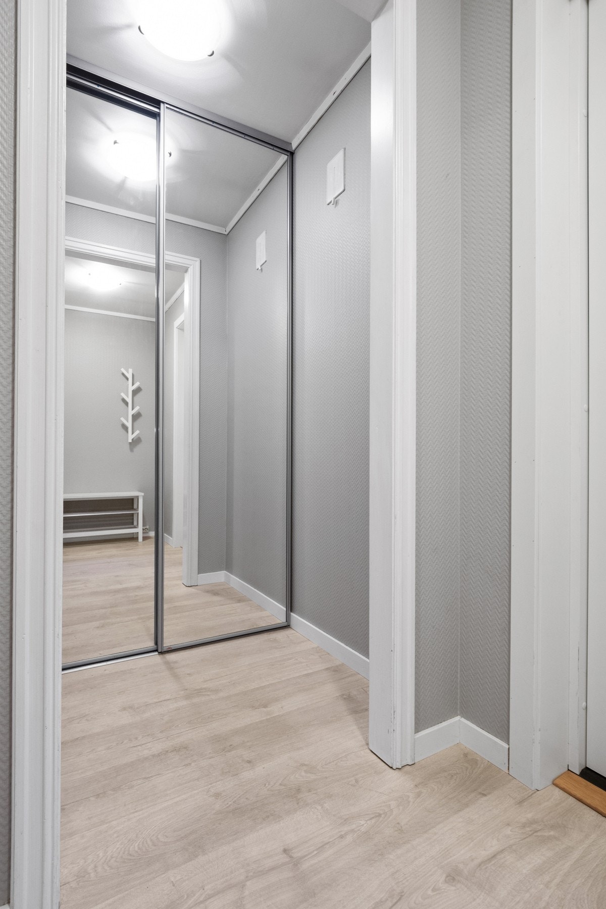 Separat garderobeløsning med skyvedørsgarderobe gir praktisk og ryddig oppbevaring av yttertøy og sko. Galleribilde