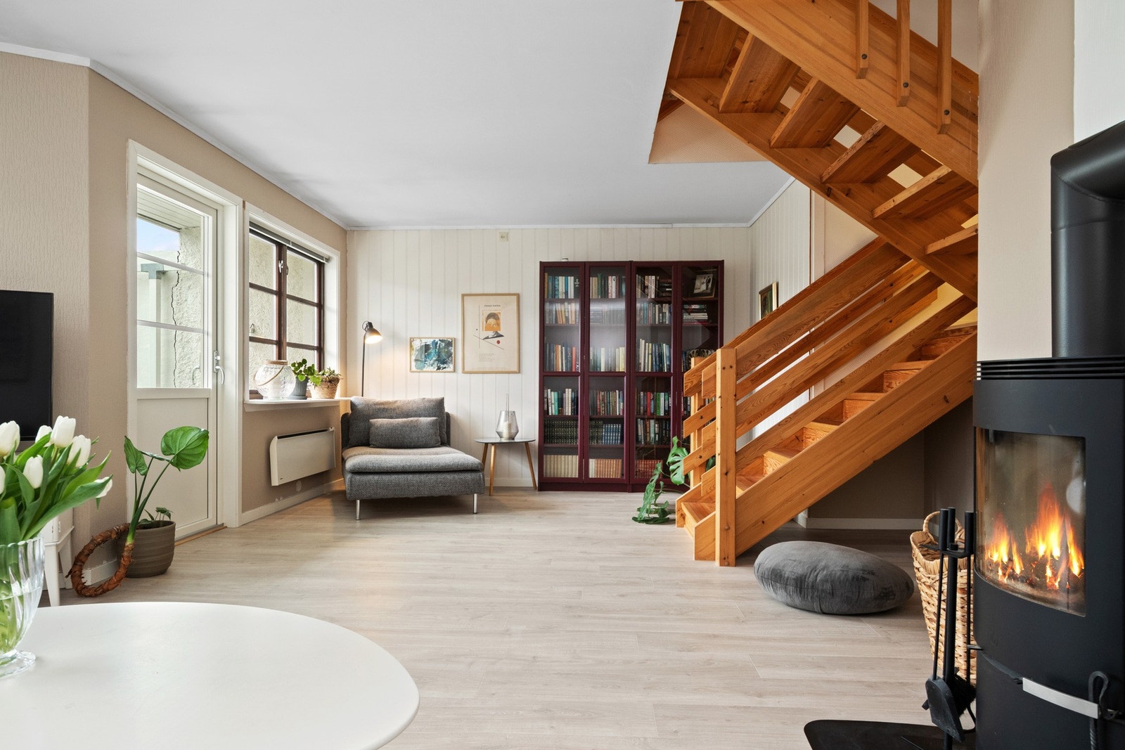 Lys og innbydende stue med gjennomgående 1-stavs laminatgulv. Galleribilde