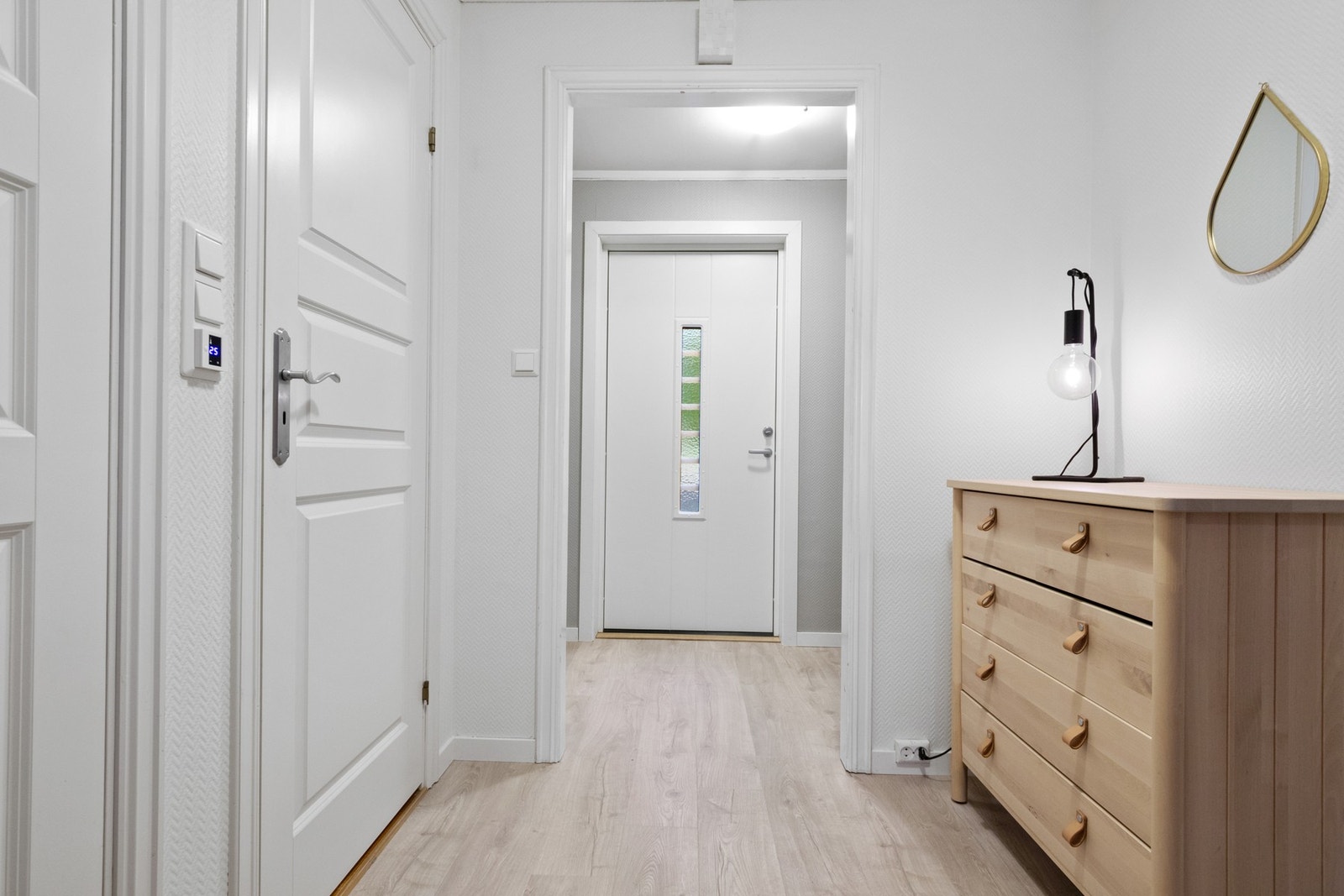 Innbydende entré med plass til kommode. Galleribilde