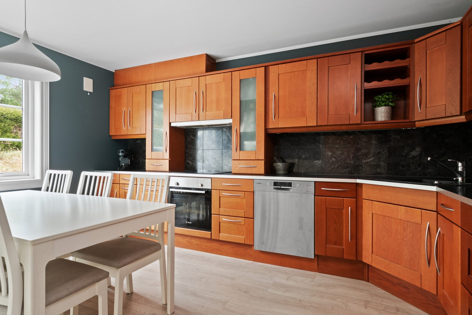 Kjøkkenet er innredet i funksjonell L-form med gode arbeidsflater, rikelig skapplass og tidløse fronter. Galleribilde