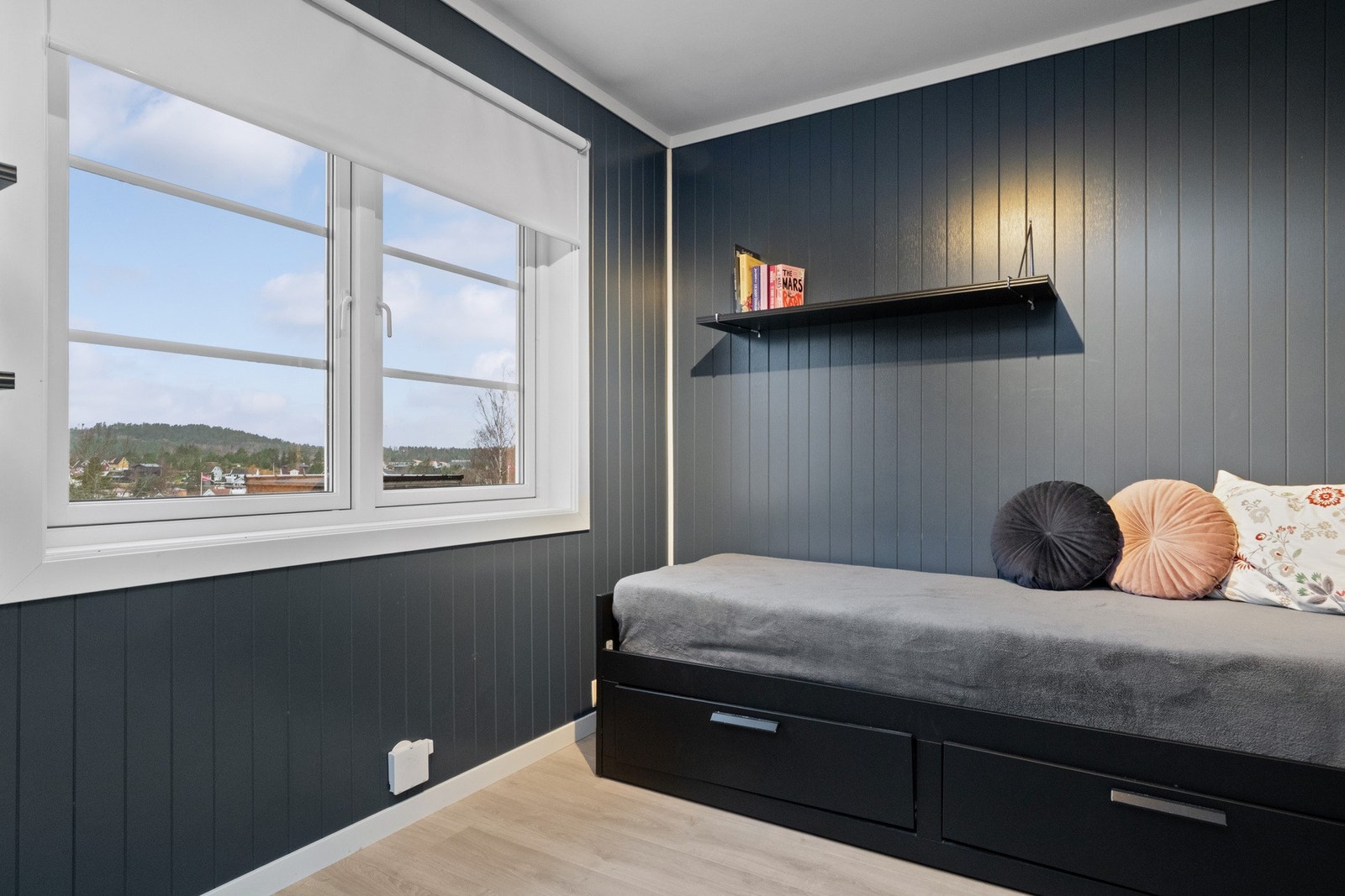 Rommet har romslig vindu med godt lysinnslipp. Galleribilde