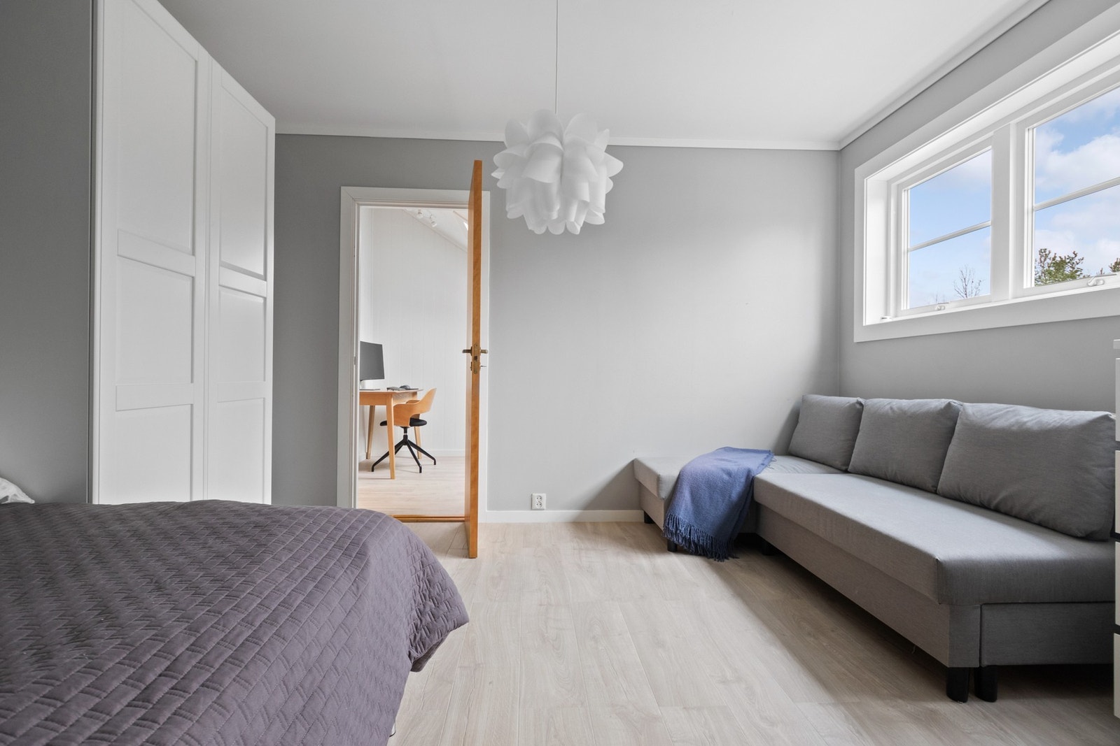 Sammen med loftstuen kan soverommet i øverste etasje fungere som en fin ungdomsavdeling. Galleribilde