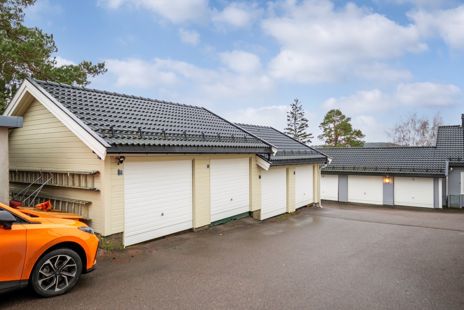 Boligen disponerer egen garasje i felles garasjerekke. Galleribilde