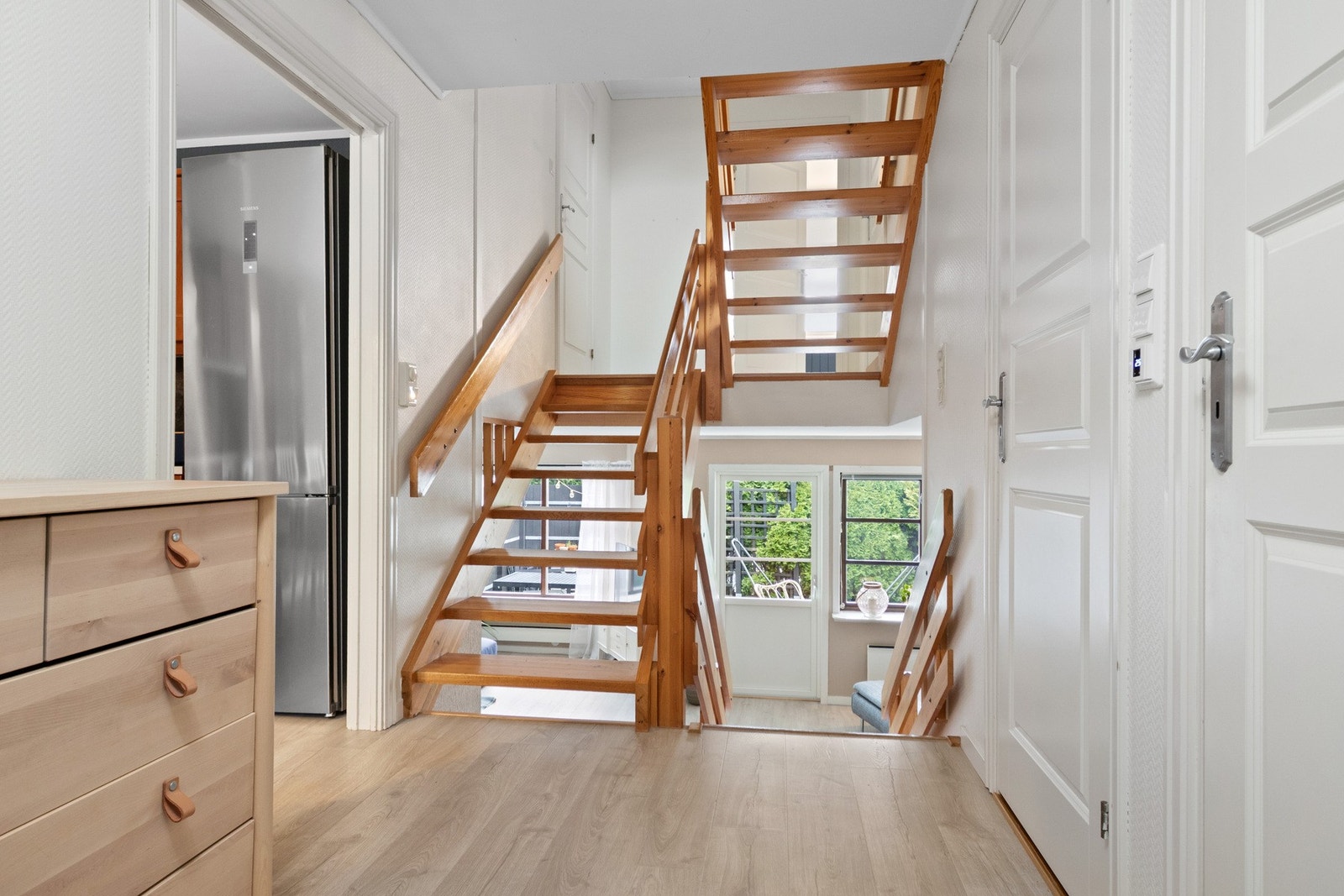 Lys og åpen trappegang som knytter boligens fire halvplan sammen. Galleribilde