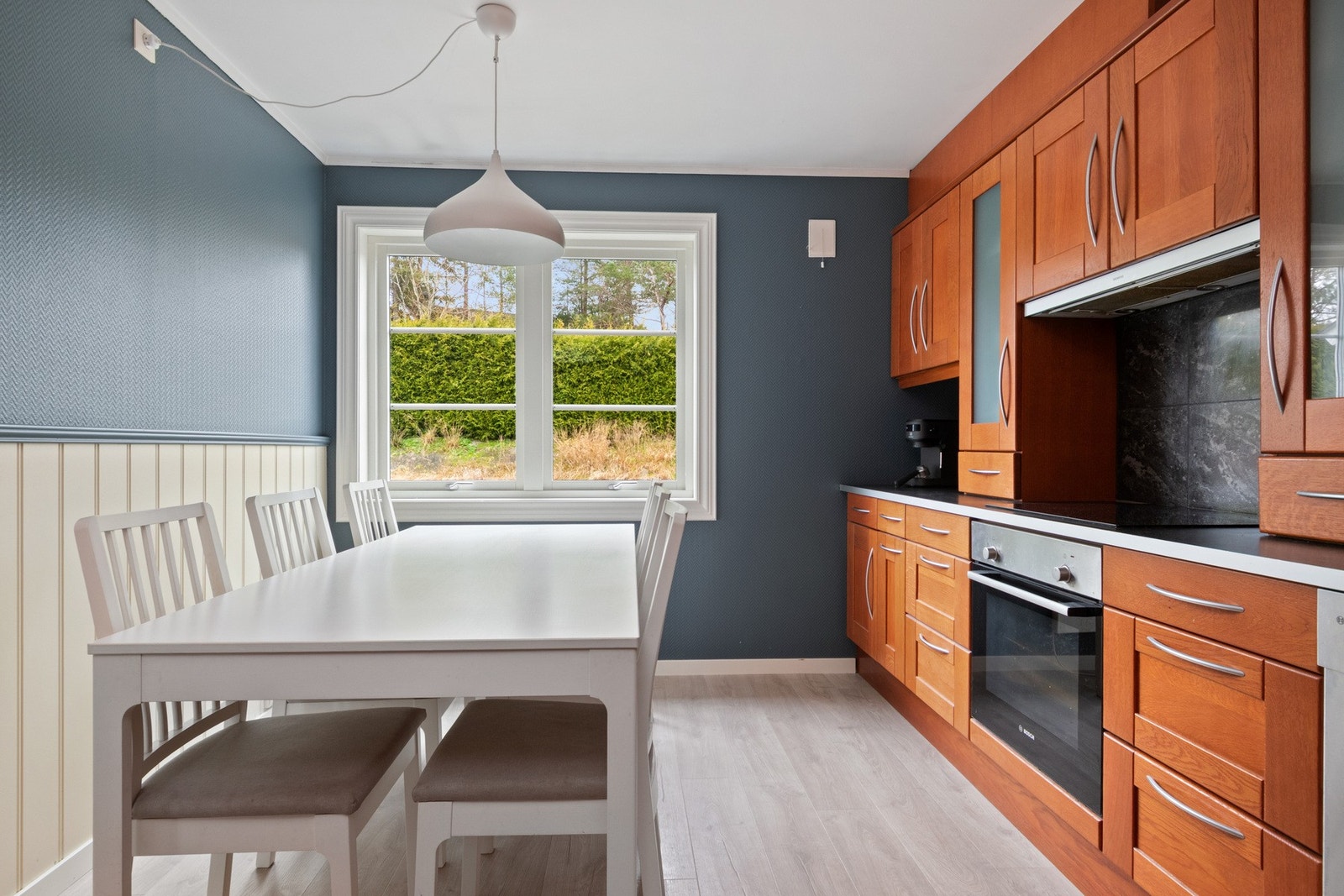 God plass til spisebord. Store vindusflater gir fint lysinnslipp og utsyn mot grønt uteområde. Galleribilde