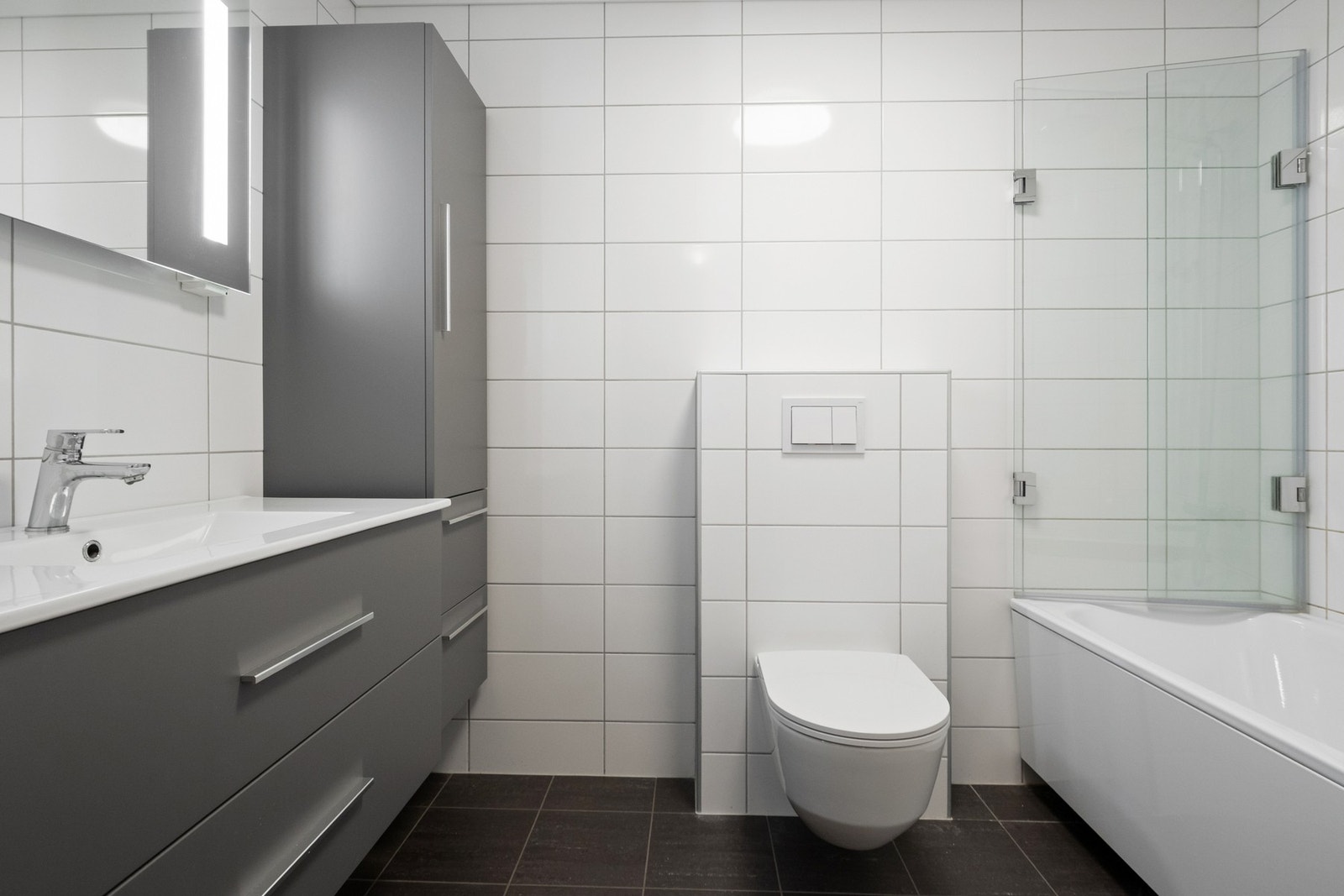 Helfliset bad pusset opp i 2023, med gulvvarme, vegghengt toalett og badekar. Galleribilde