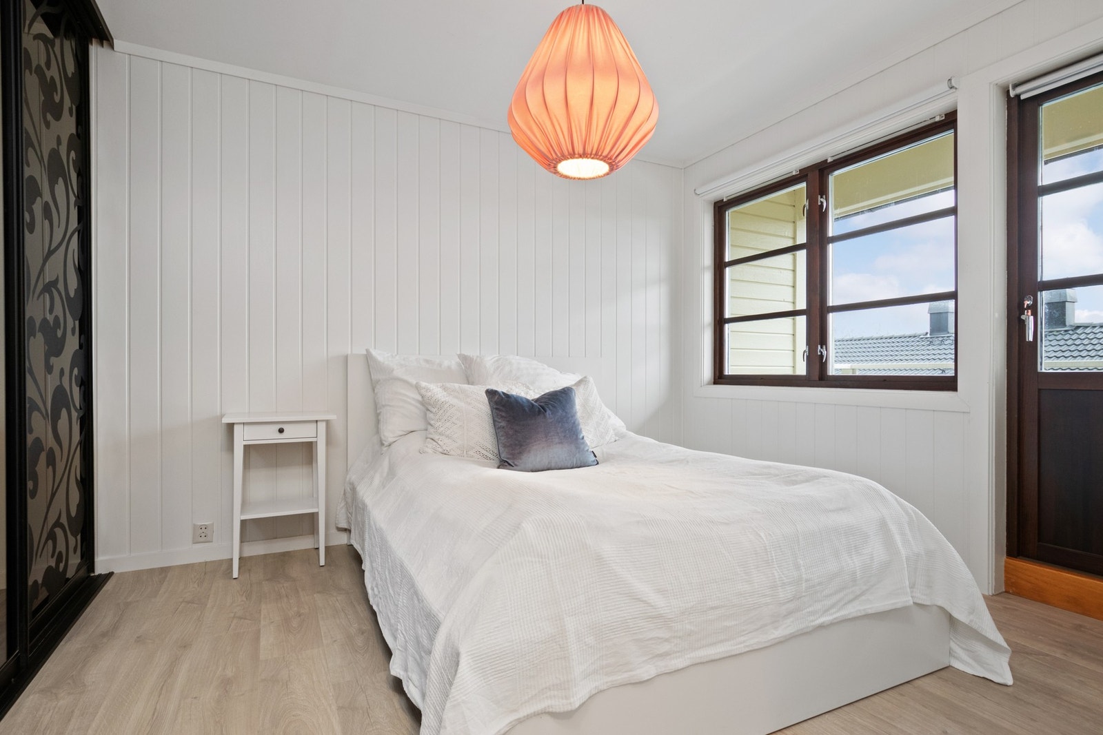 Hovedsoverommet har utgang til egen balkong og god oppbevaringsplass i en plassbygd skyvedørsgarderobe med delvis speilfronter. Galleribilde