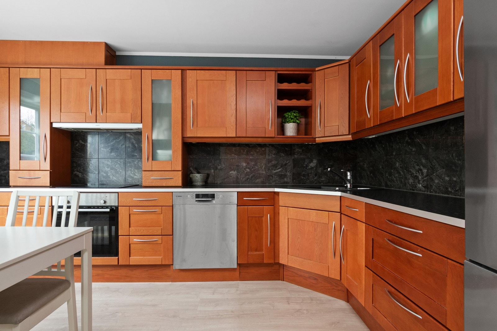 Kjøkkenet har dels integrerte hvitevarer fra 2021. Galleribilde