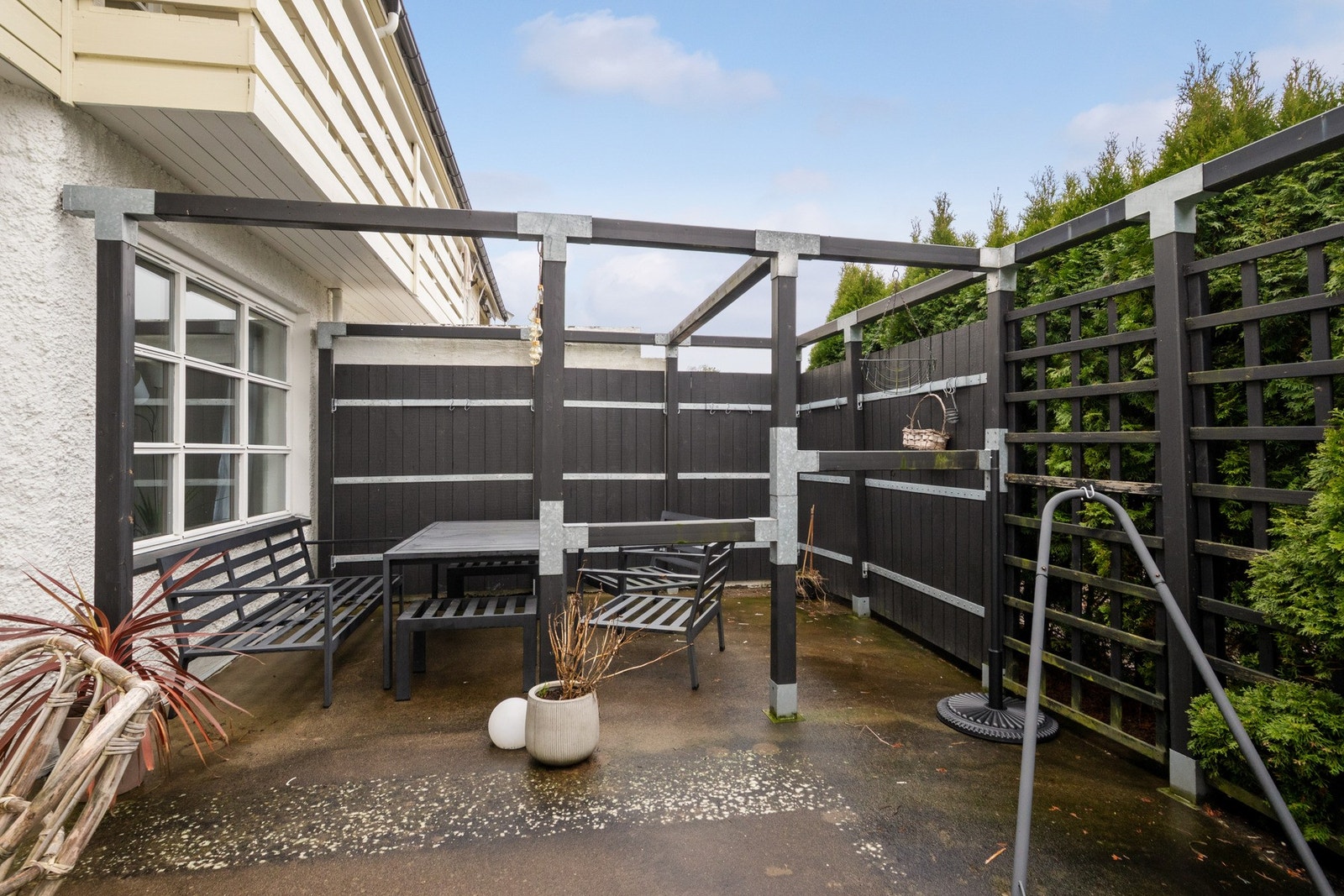 Terrassen har god plass til sittegrupper og fungerer som en naturlig forlengelse av oppholdsarealet. Galleribilde