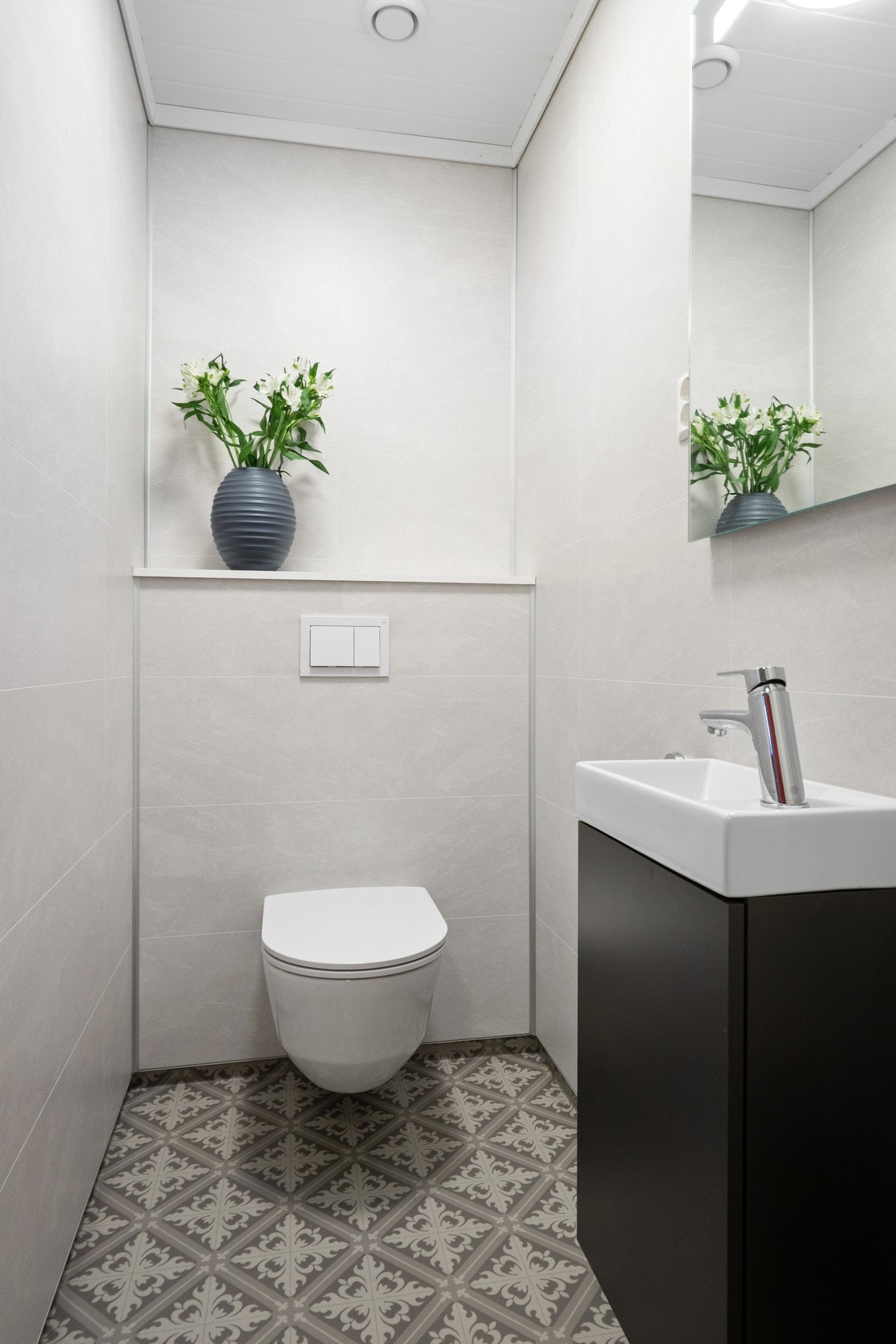 Praktisk gjestetoalett i tilknytning til entré/gang. Galleribilde