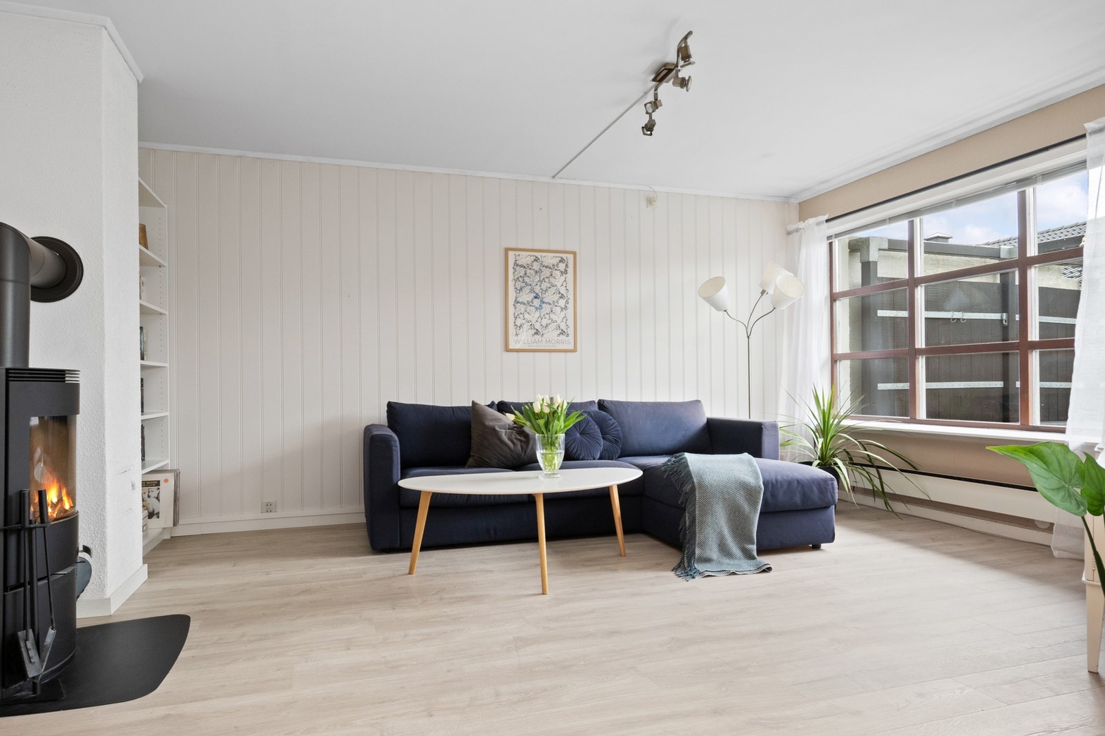 Peisovn i stuen gir lun varme og god stemning på kjøligere dager. Galleribilde