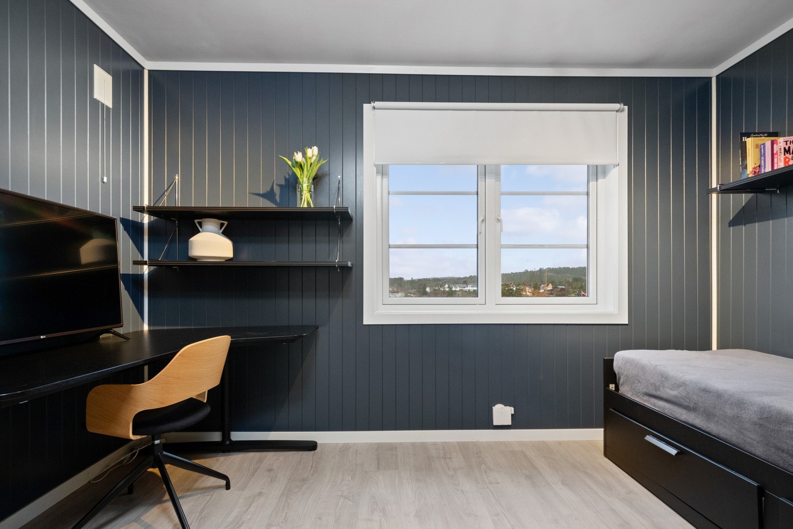 Pent soverom med plass til seng og arbeidsplass. Galleribilde