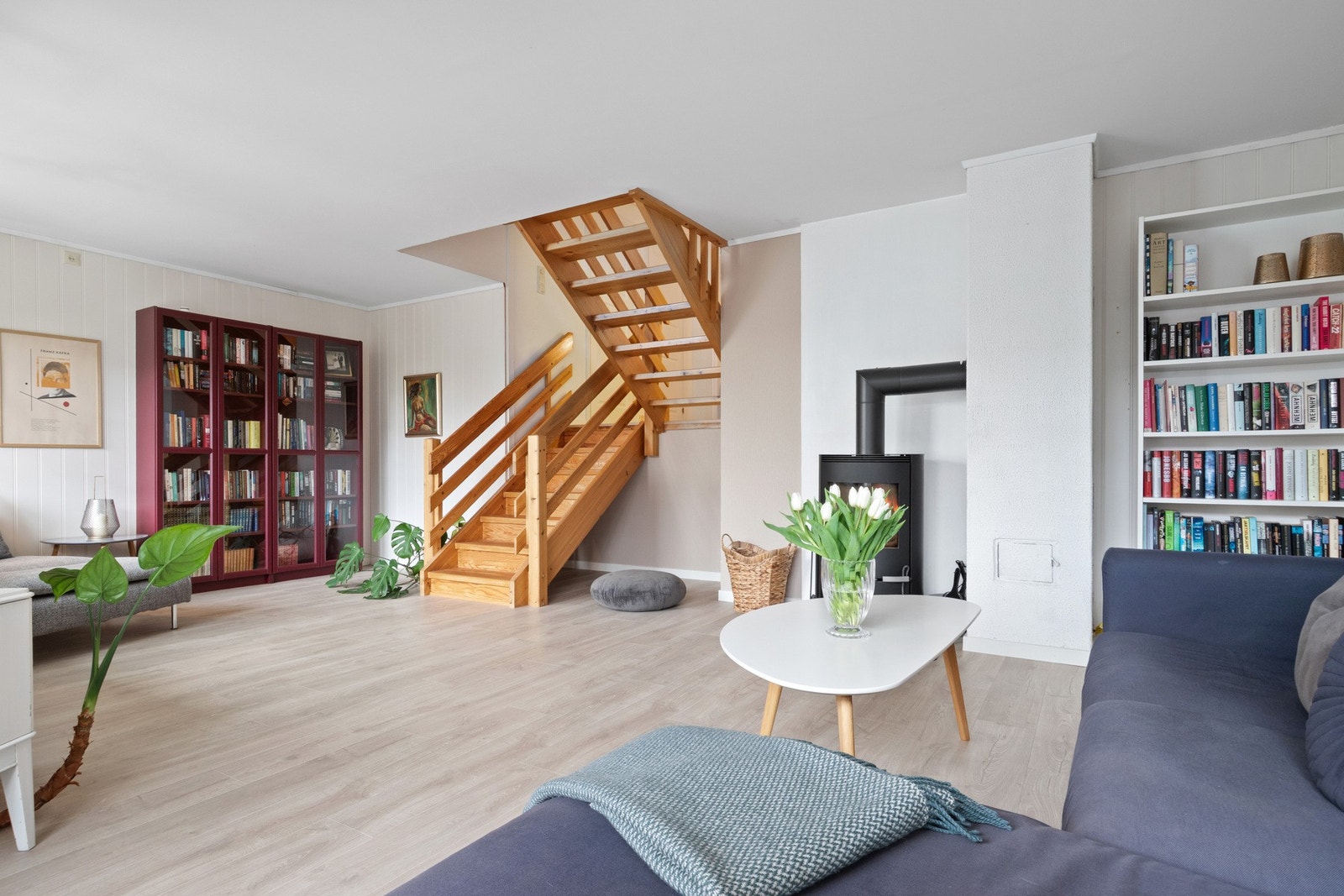 Åpen løsning mellom halvplanene skaper god sammenheng og gir boligen et luftig preg. Galleribilde