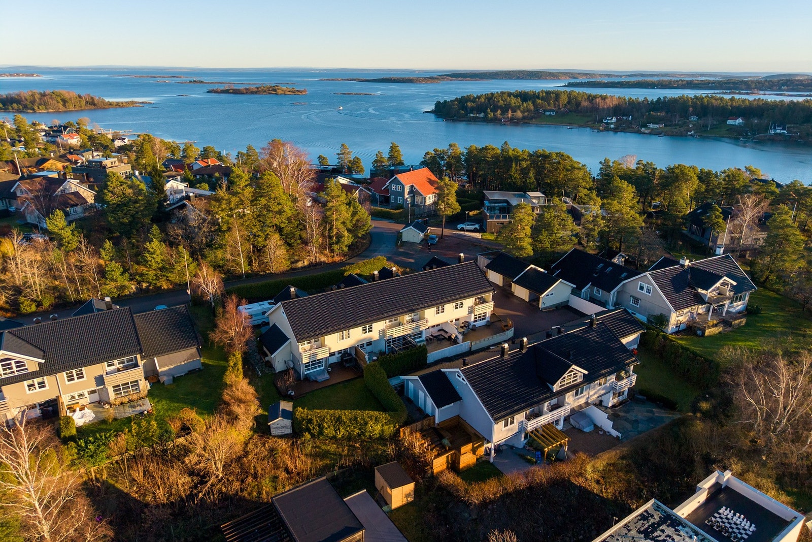 Området har nærhet til lekeplass, skoler, barnehager og offentlig kommunikasjon. Det er kort gangavstand til Knarberg båthavn. Galleribilde