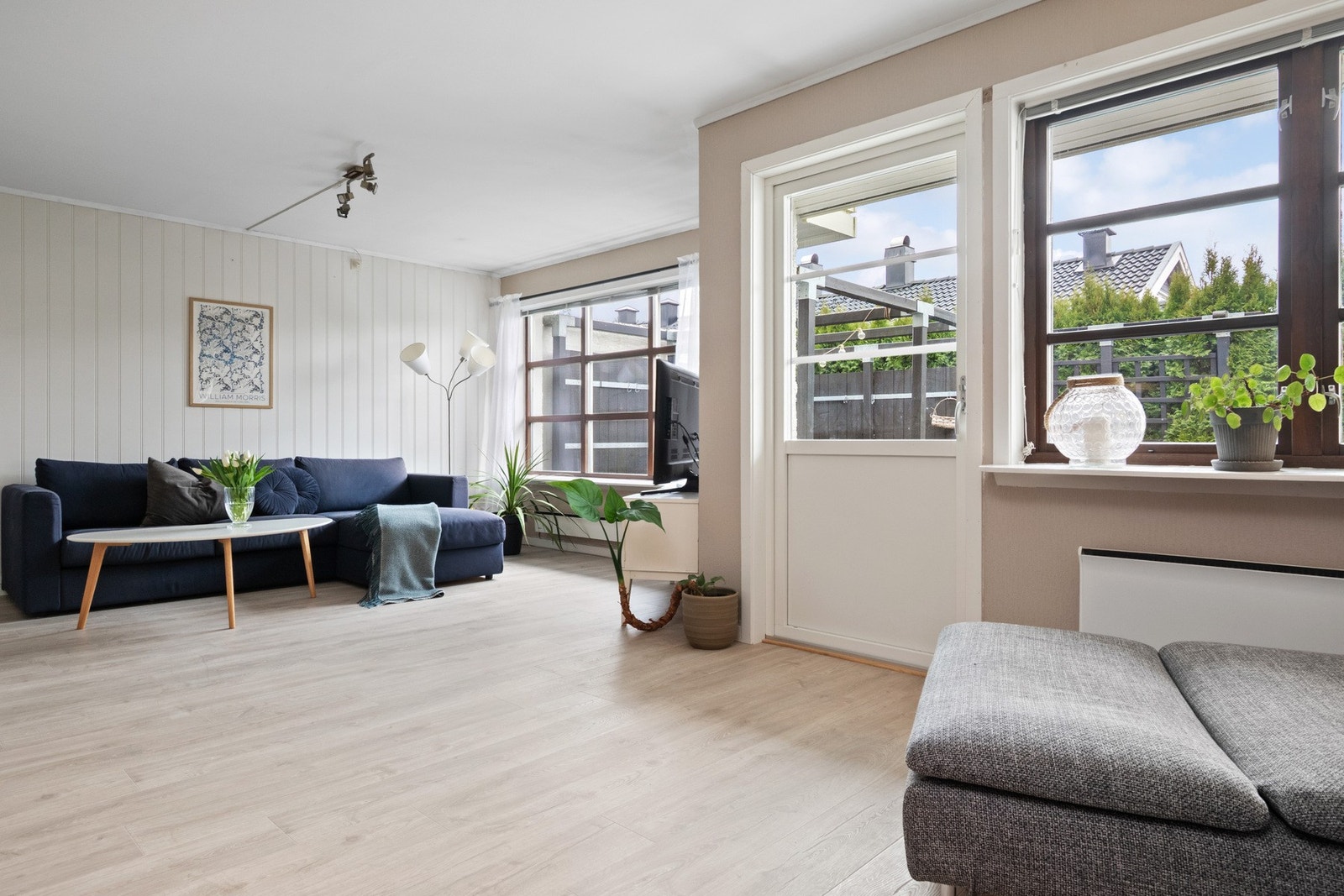 Stuen er lett å møblere og har en funksjonell utforming som gir rom for flere sittegrupper. Galleribilde