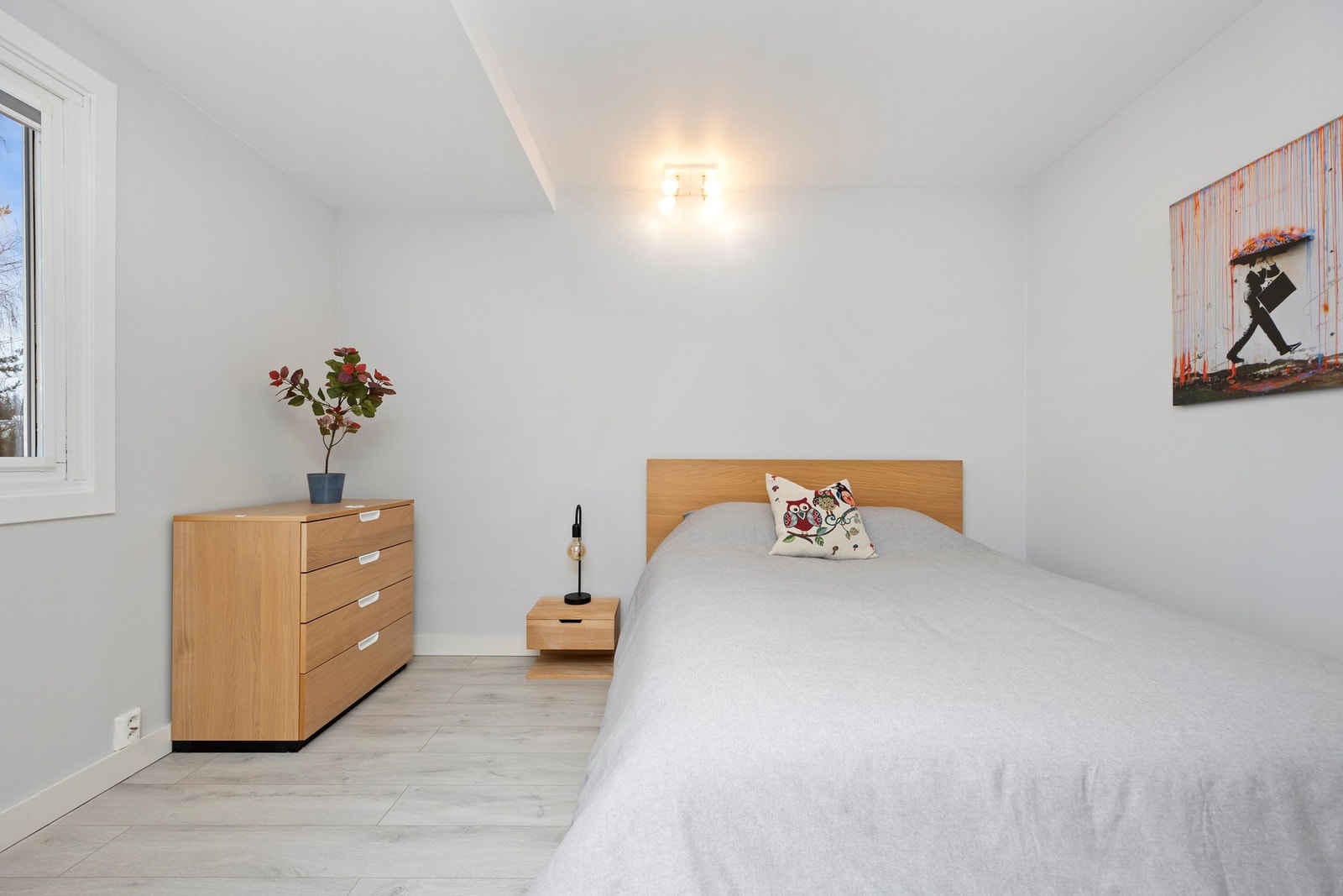 Romslig og pent soverom med lyst laminatgulv og malte veggflater. Fin plass til dobbeltseng. Galleribilde