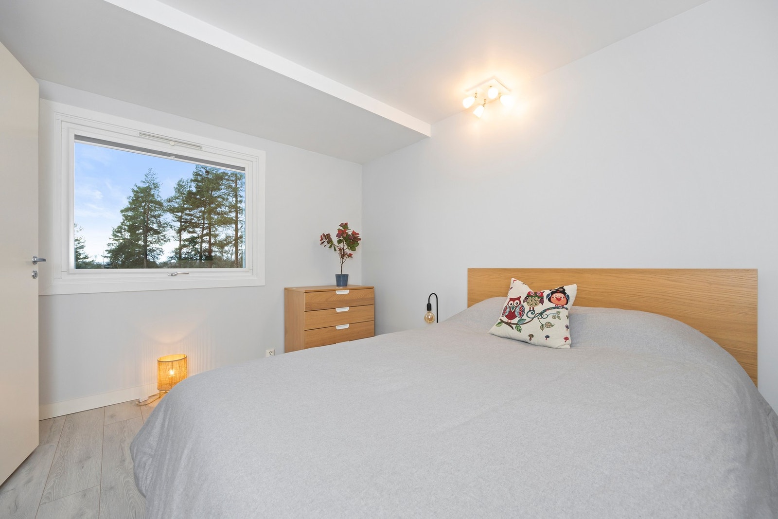 Soverom av god størrelse. Vindu fra 2012. Galleribilde