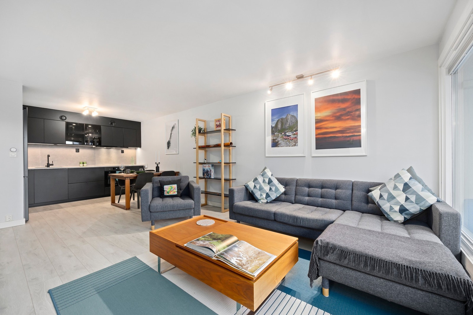 Lys og moderne med delikate material- og fargevalg. Gulvvarme i stue/kjøkken. Galleribilde