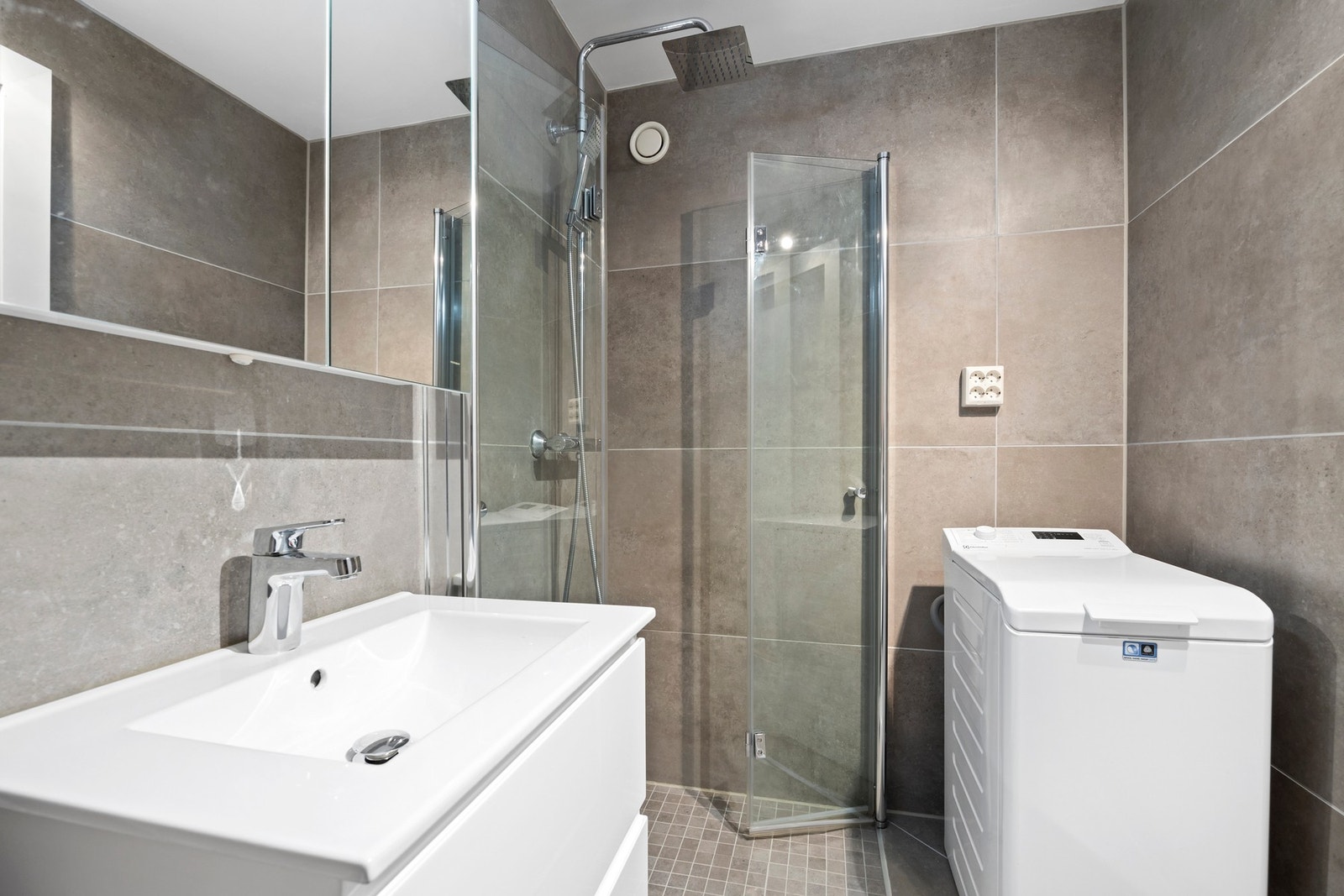 Det er opplegg for vaskemaskin i baderommet. Dusjhjørne med svingebare dusjvegger. Galleribilde