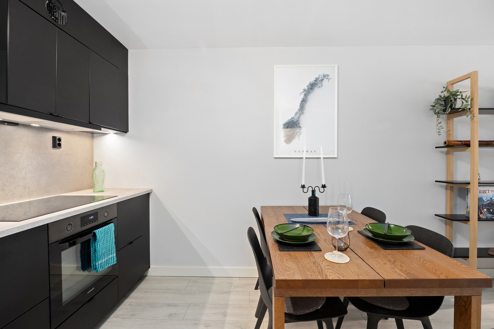 Tilknyttet kjøkken er det naturlig plass til et spisebord. Galleribilde