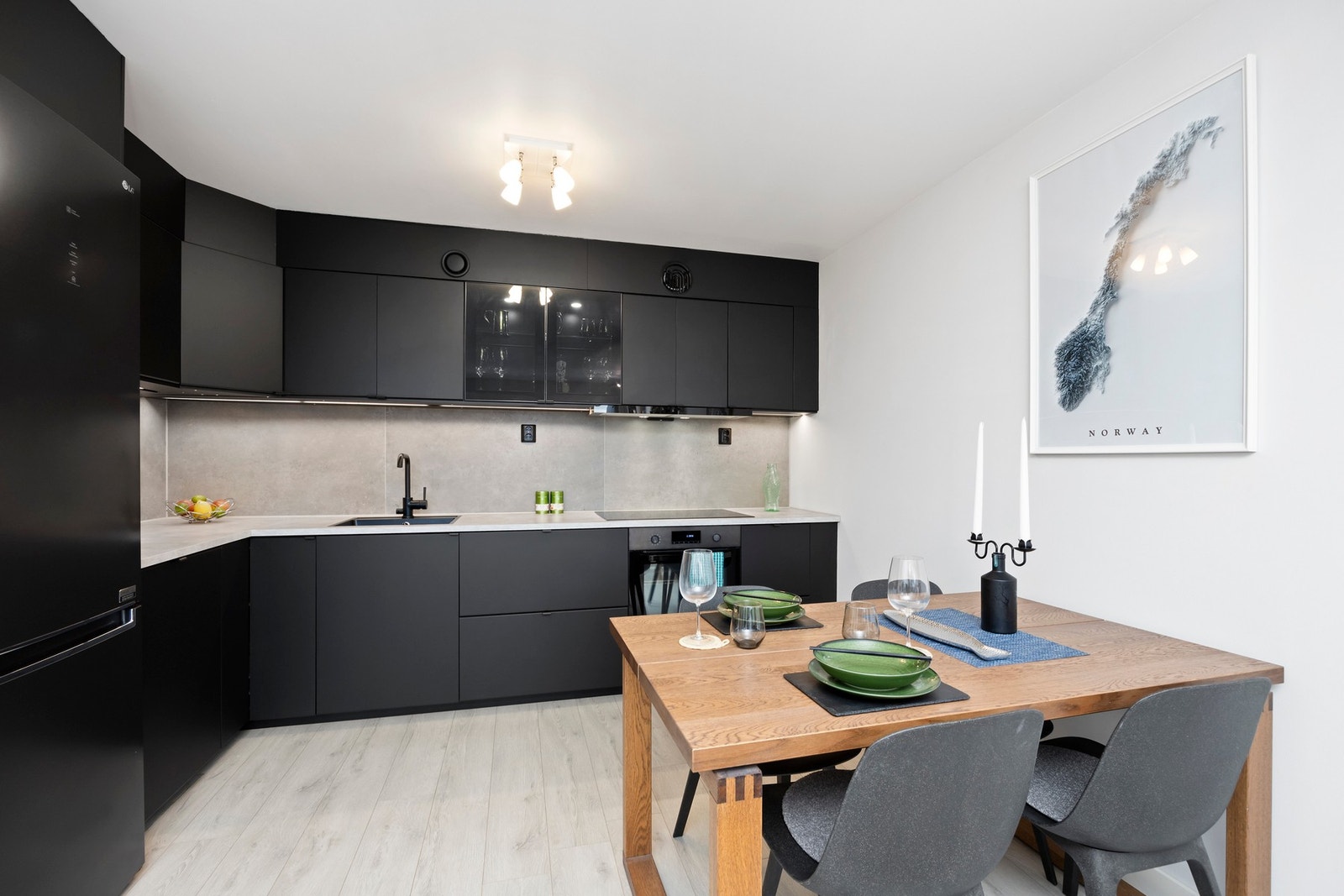 Stilrent og moderne kjøkken fra 2019 med hvitevarer som følger. Det er også komfyrvakt og lekkasjestopper. Galleribilde