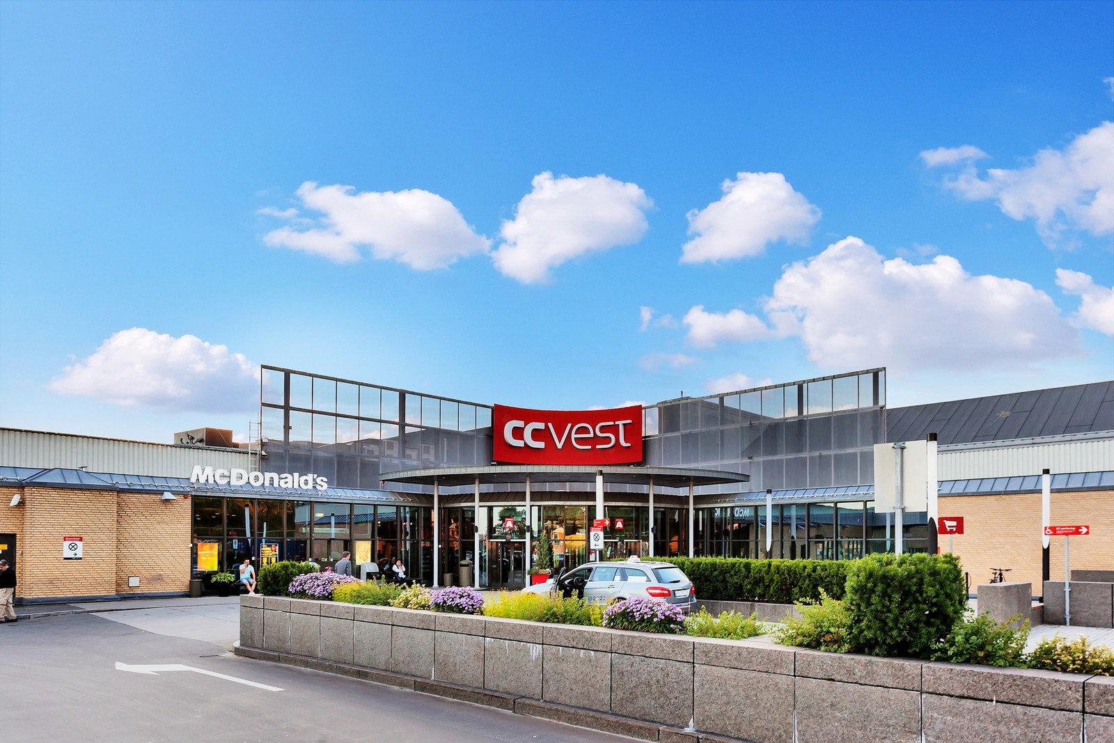 Kun en kort kjøretur unna ligger CC Vest kjøpesenter, som tilbyr et bredt spekter av butikker og servicetilbud. Galleribilde