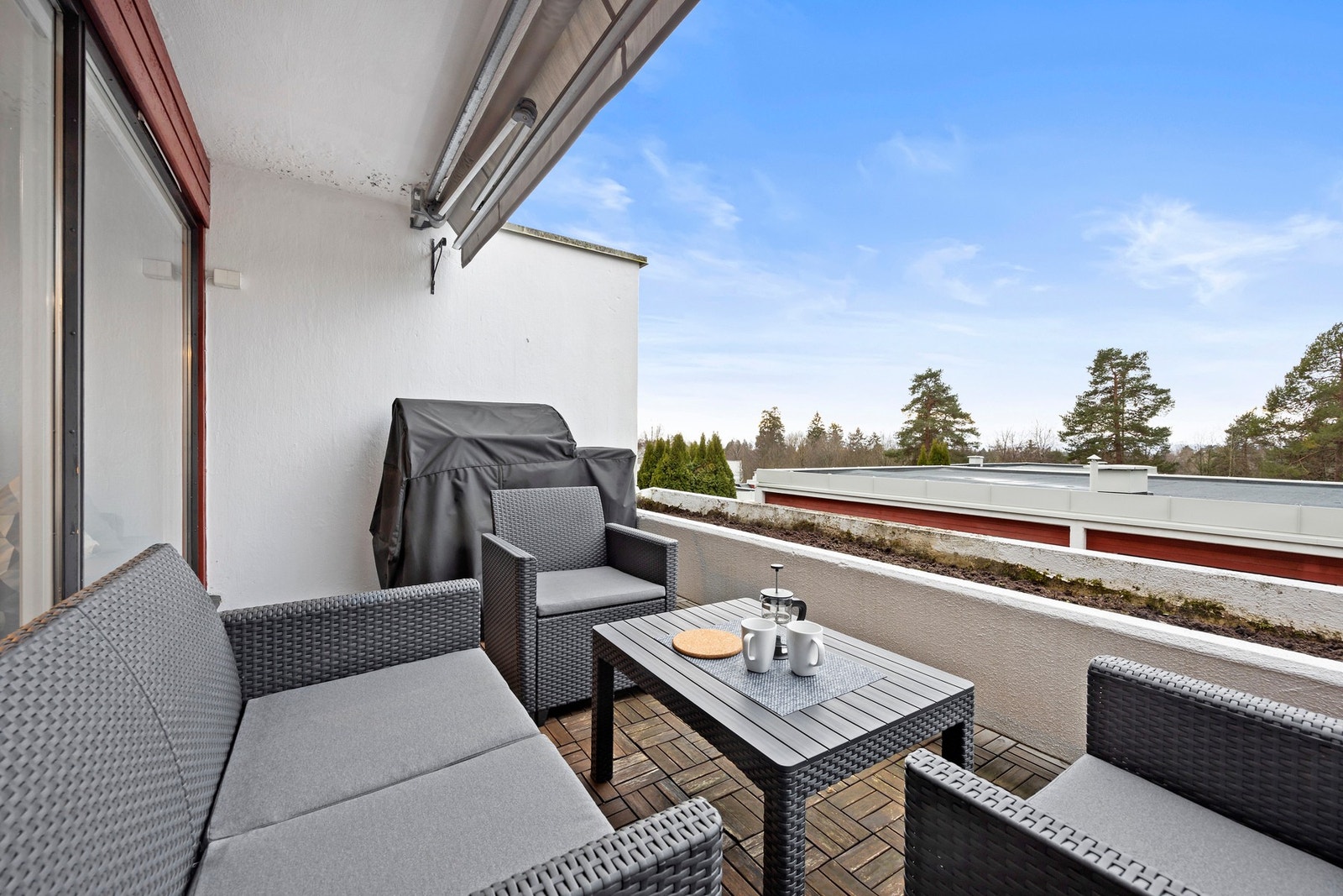 Sydvestvendt balkong på ca. 11 m2. Gulvflate med treheller og rekkverk/blomsterkasse. Galleribilde