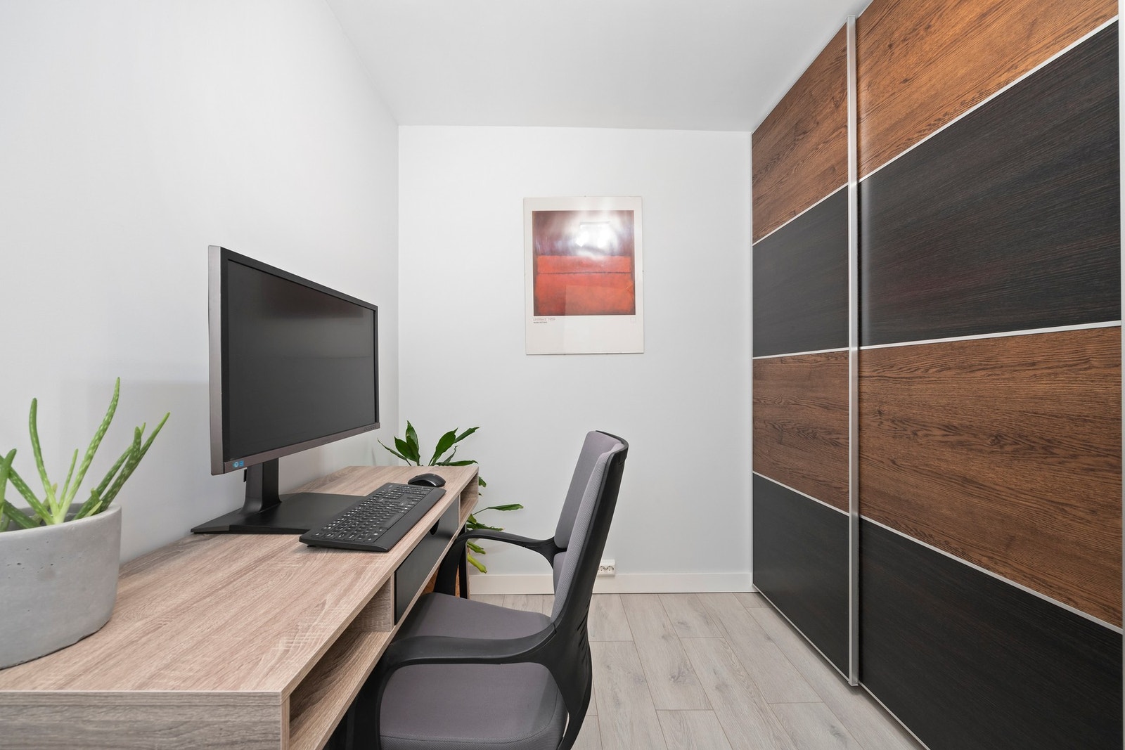 Leiligheten har et ekstra innredet rom (godkjent som kott) som kan brukes til f.eks. garderoberom/oppbevaring eller kontor. Galleribilde