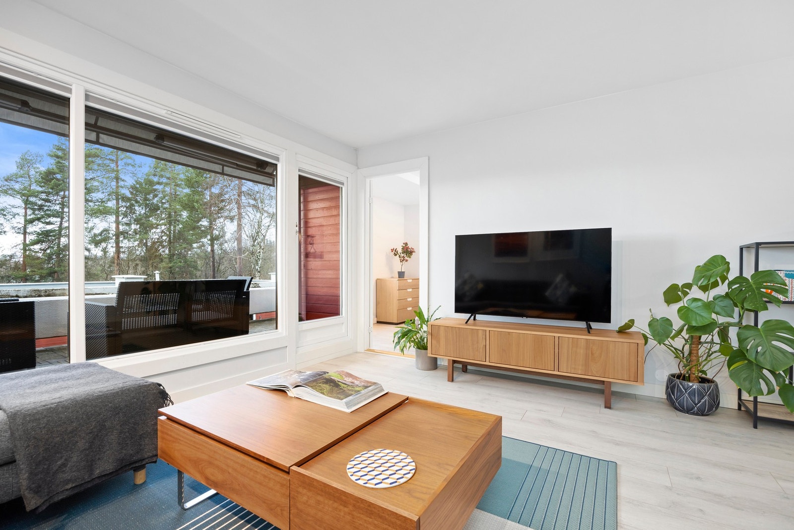 Fra stuen er det utgang til sydvestvendt balkong. Galleribilde