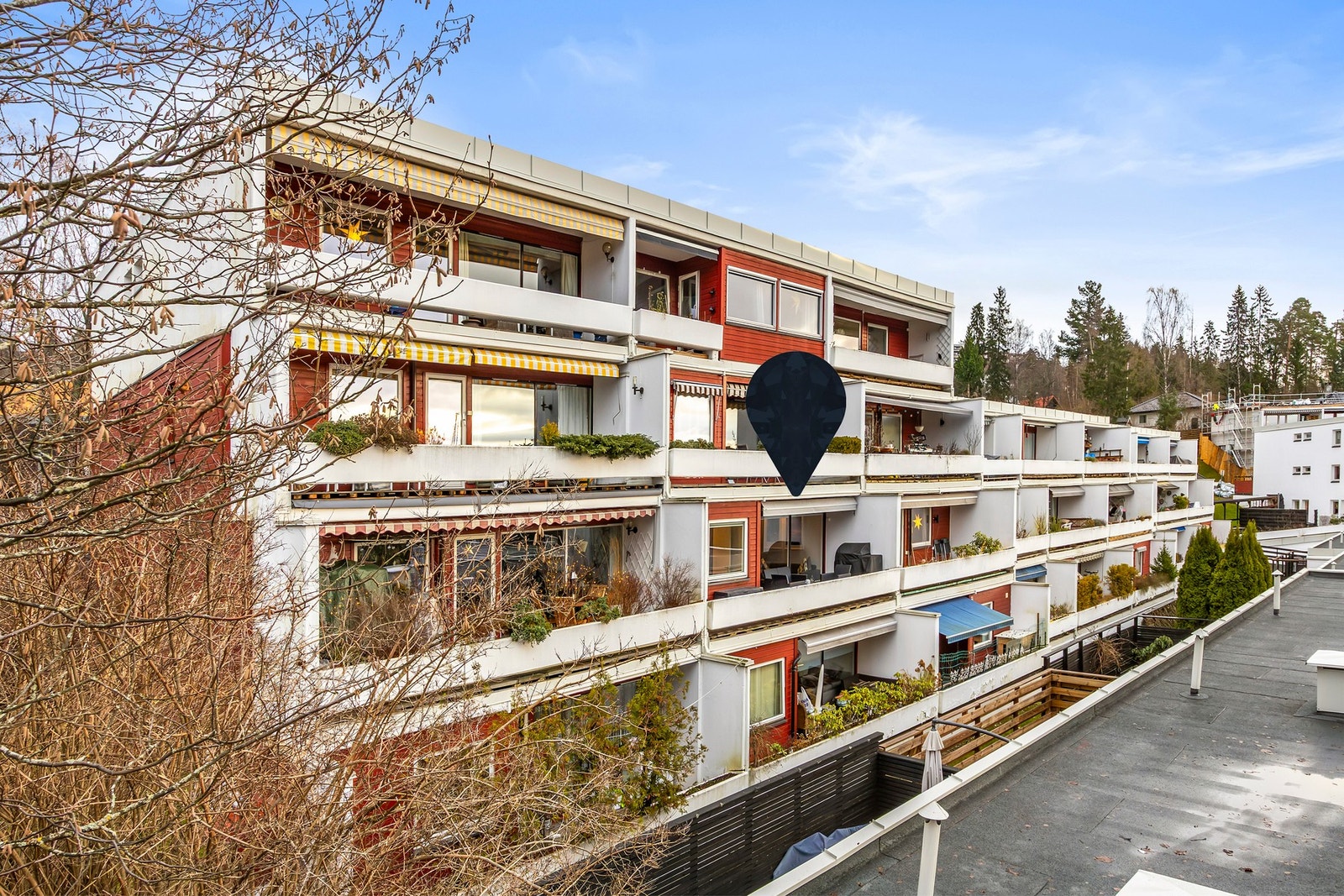 Leiligheten har trappefri tilkomst fra inngangsparti, men oppleves som 2 etasje på balkongsiden. Galleribilde