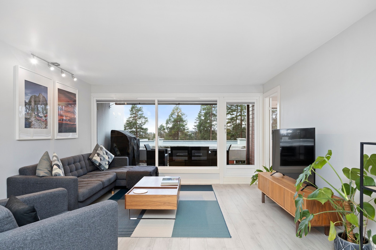 Lys og pen stue med naturlig plass til sofaseksjon og tv-løsning. Galleribilde