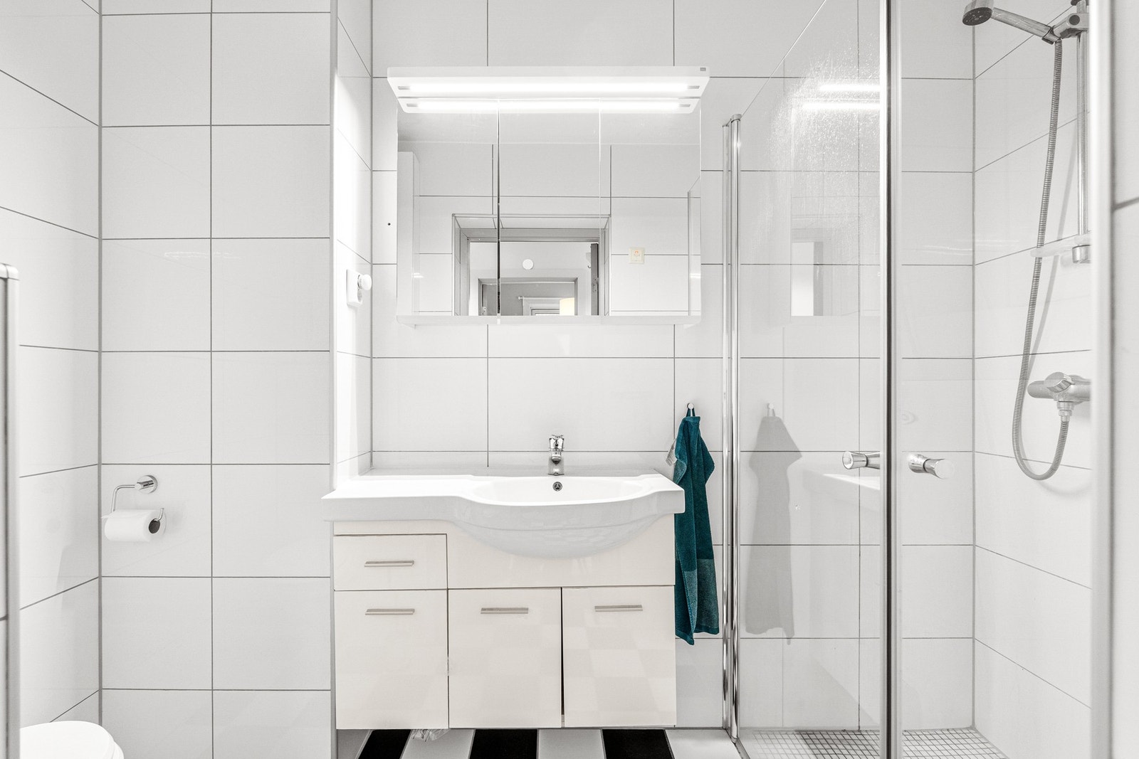 Baderommet ble pusset opp i 2012 og har elektriske varmekabler. Galleribilde