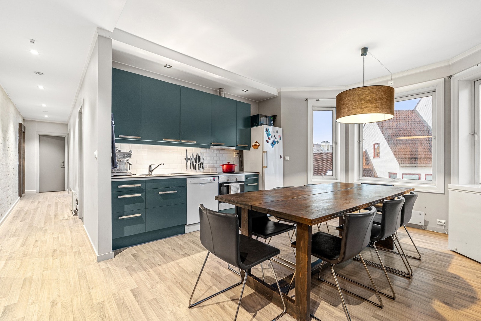 Kjøkkenet har plane fronter og laminerte benkeplater. Galleribilde