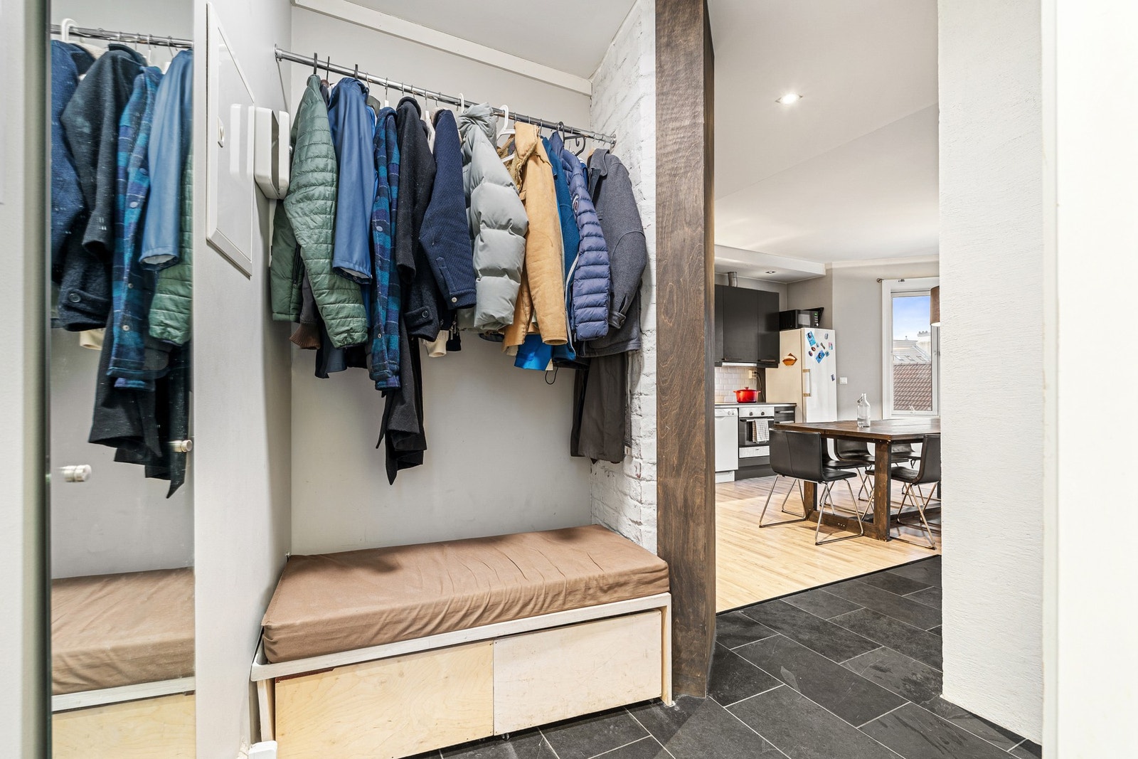 Innbydende entré med god plass til sko- og yttertøy. Galleribilde