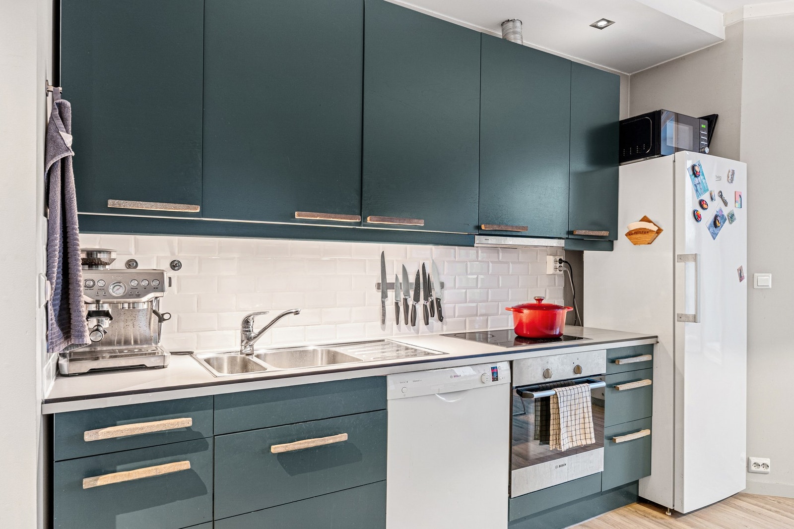 Det er rikelig med skap- og benkeplass. Galleribilde