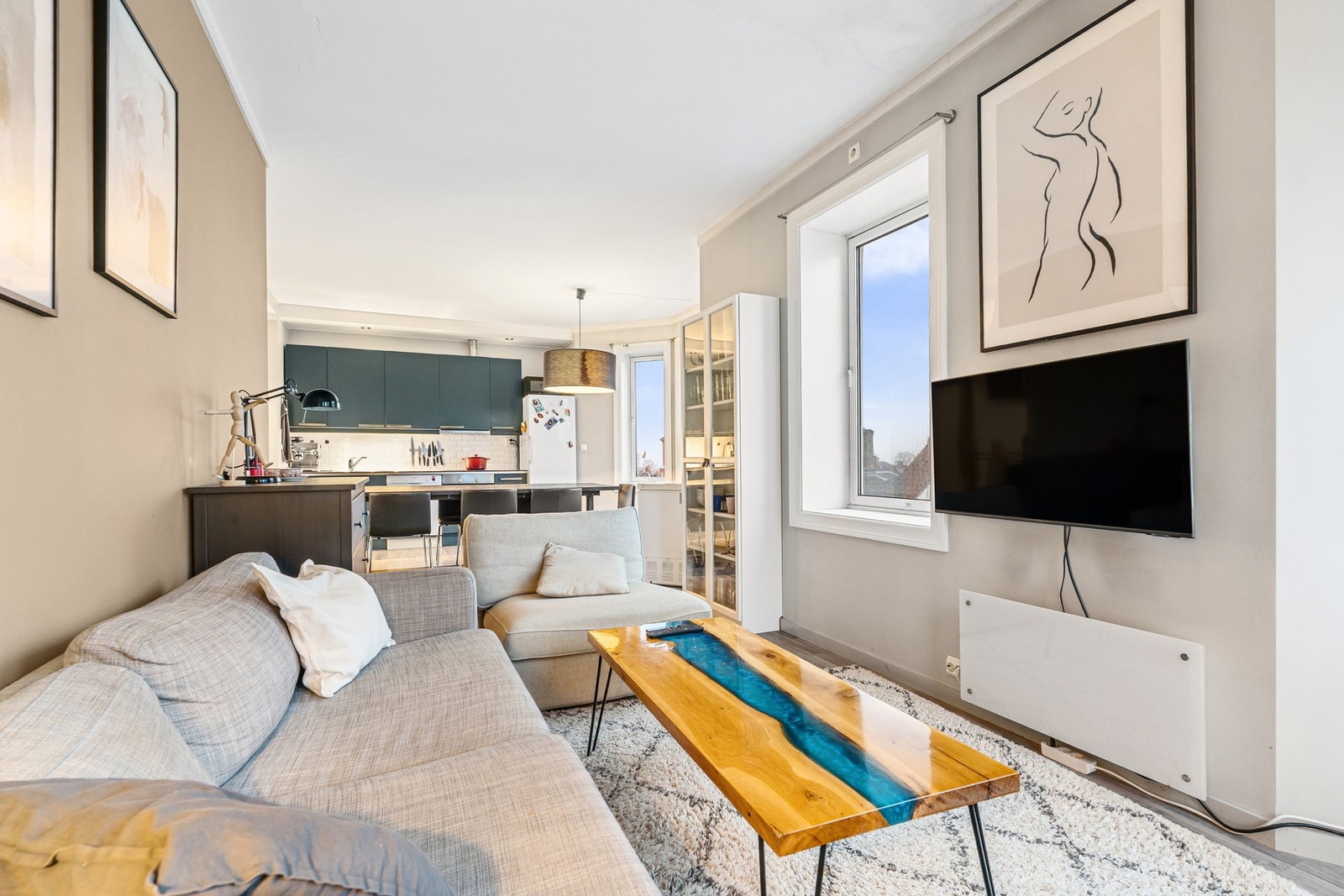 Pen stue med god plass til sittegruppe. Galleribilde