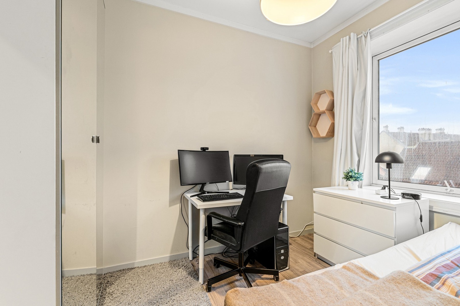 God plass til garderobeskap, skrivepult og kommode. Galleribilde