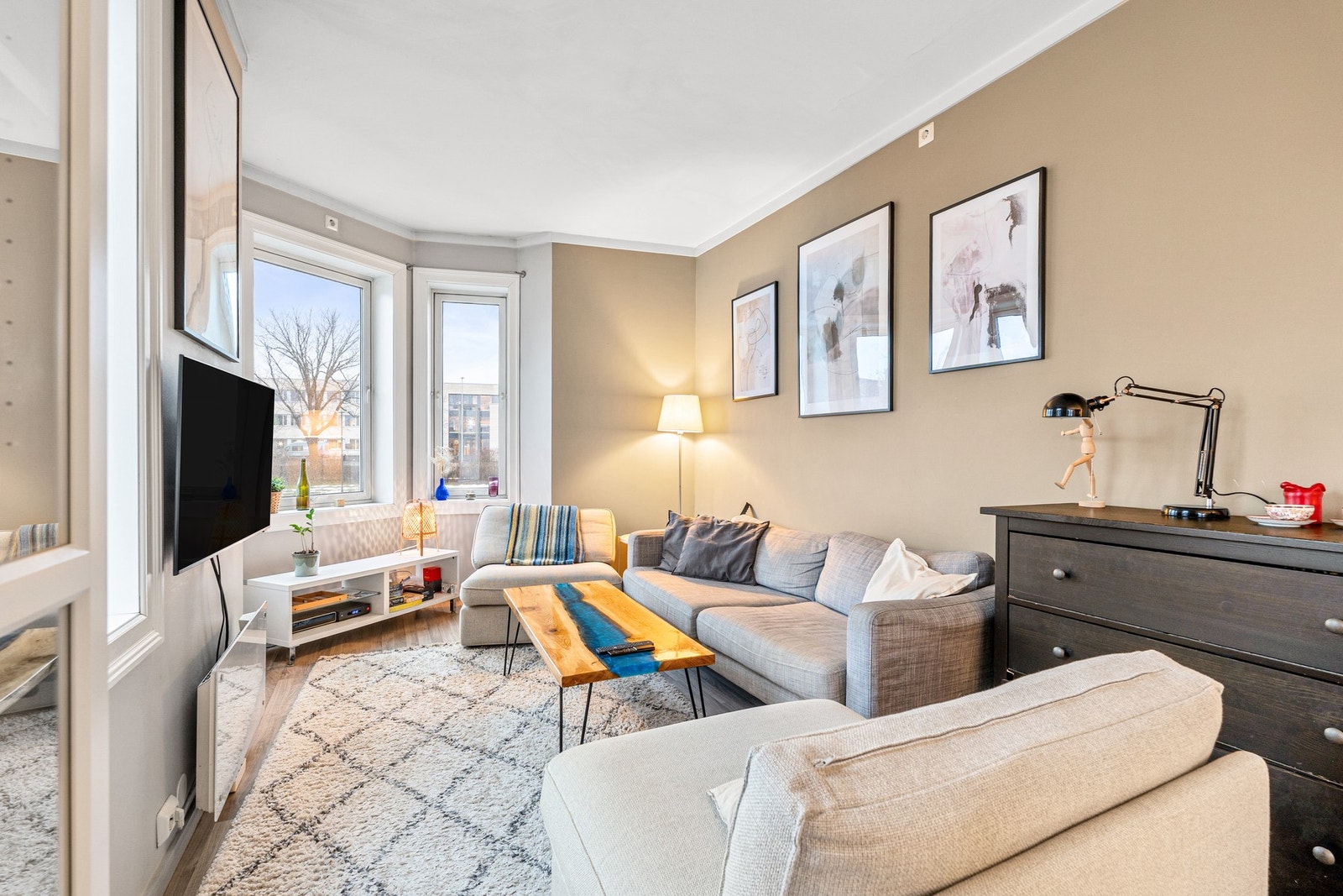 Leiligheten har et bruksareal på 104 kvadratmeter, og ligger i 3.etasje i en flott klassisk bygård. Galleribilde