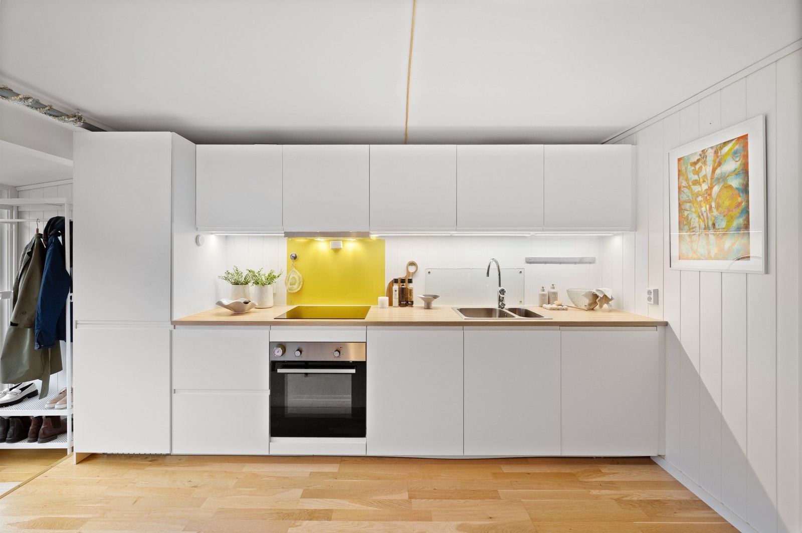 Moderne kjøkken fra 2018 med gode arbeidsflater og praktiske planløsninger. Galleribilde