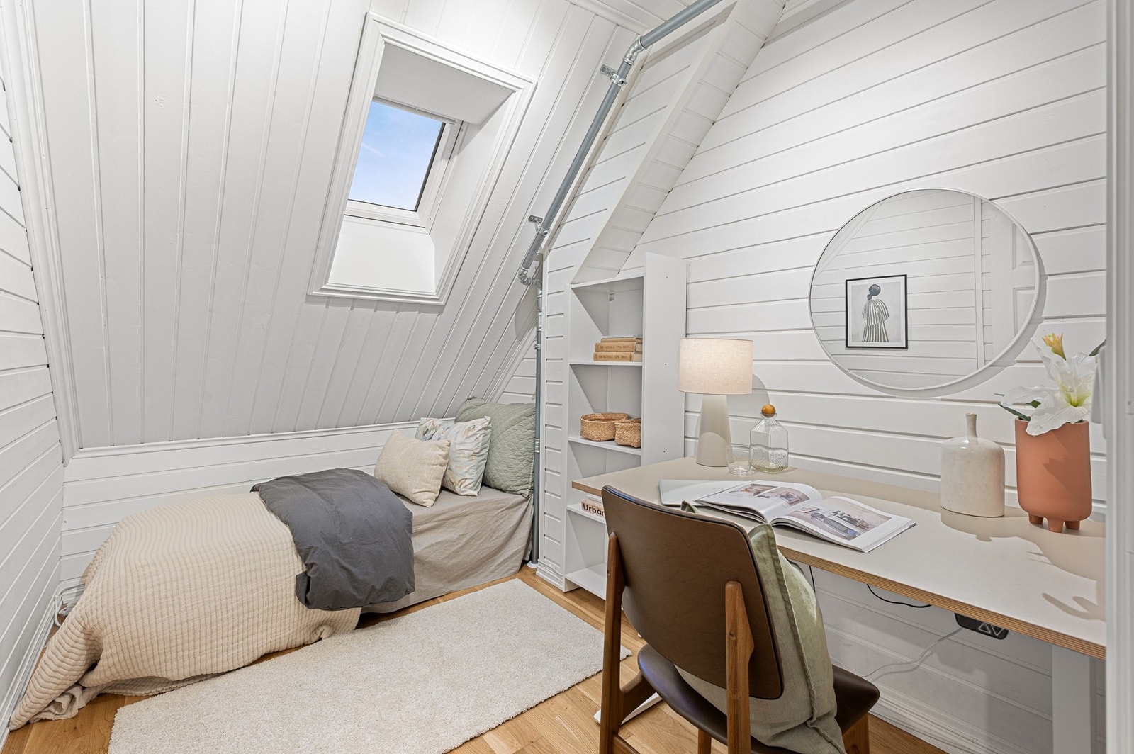 Praktisk rom på loftet med takvindu, fint lysinnslipp og fleksibel bruk som soverom, gjesterom eller hjemmekontor. Galleribilde