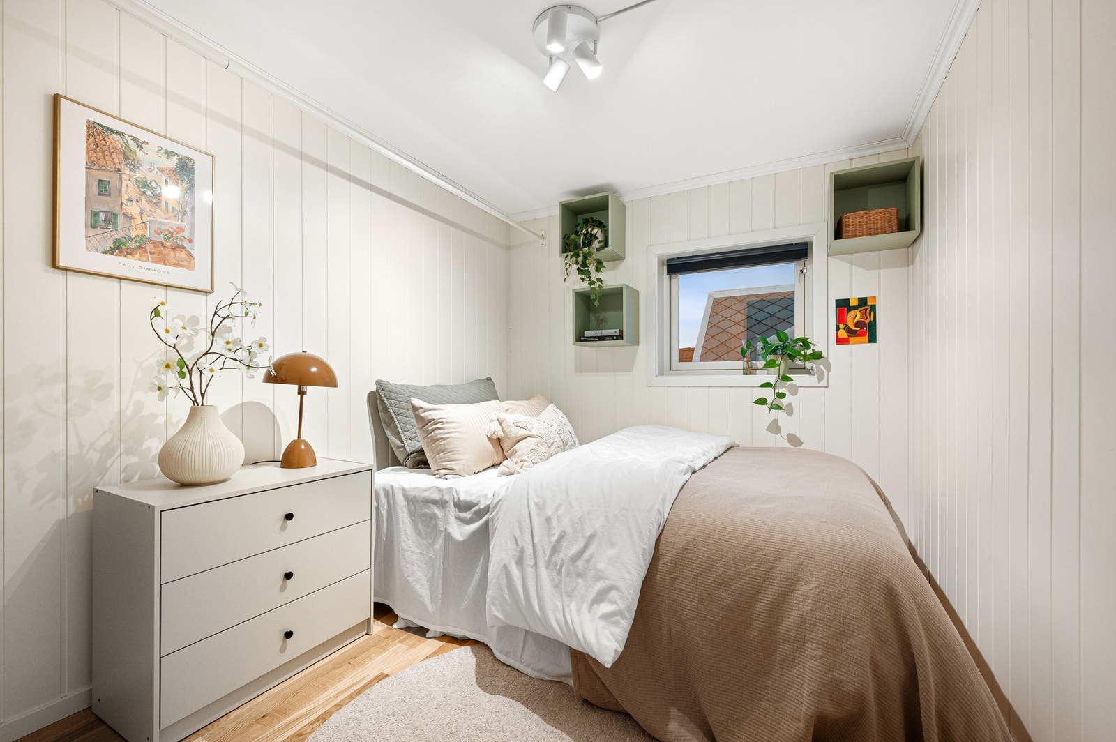 Lyst og pent soverom med plass til seng og øvrig møblement. Galleribilde