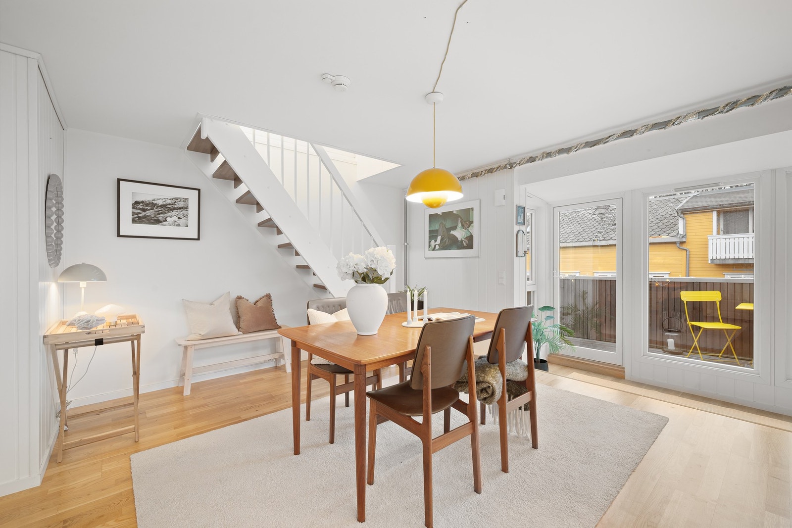 Lys og trivelig spiseplass med god plass til langbord, åpen trappeløsning og direkte adkomst til balkong. Galleribilde