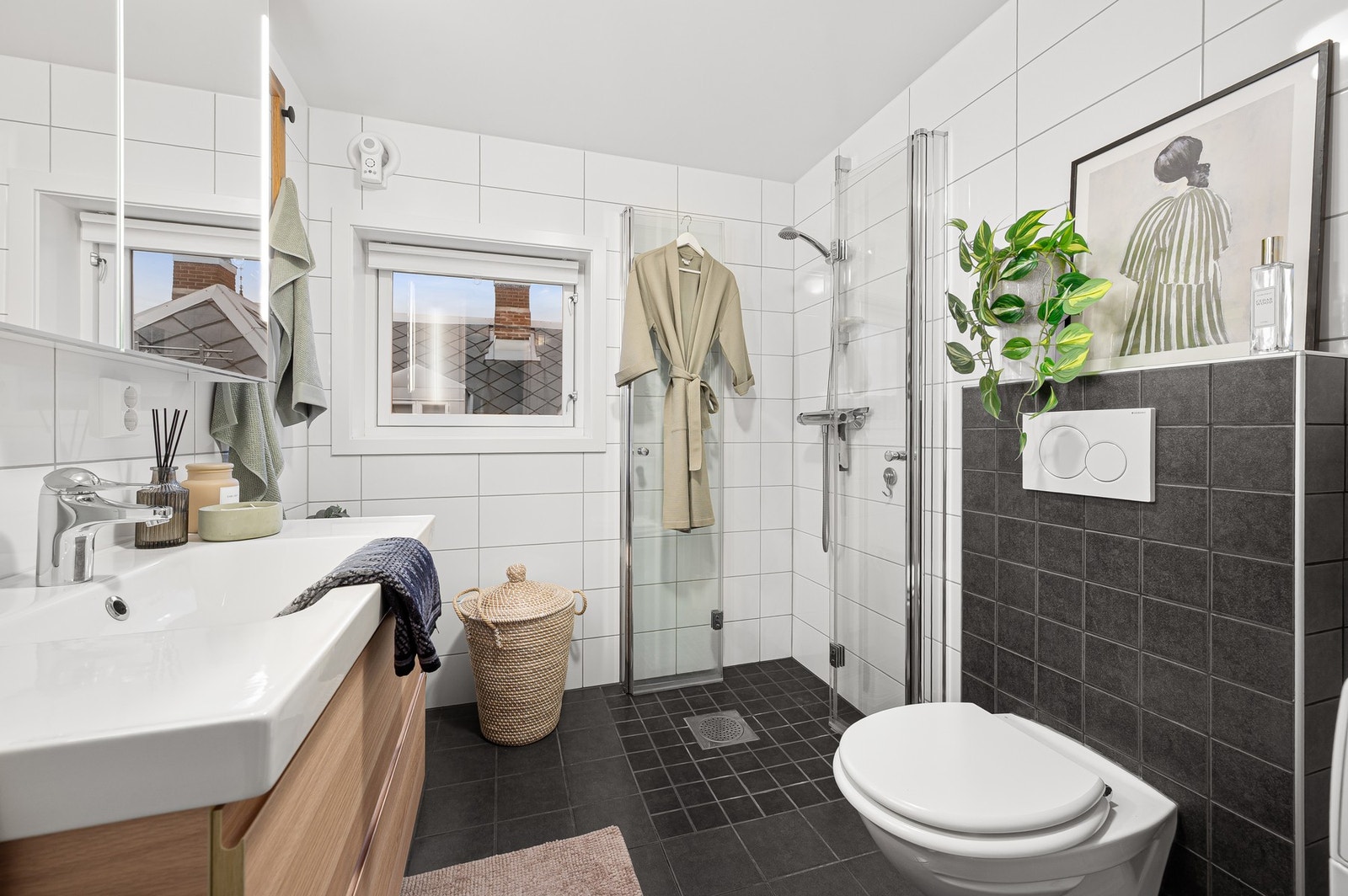 Dusjhjørne i glass og gode løsninger for både komfort og funksjonalitet. Galleribilde