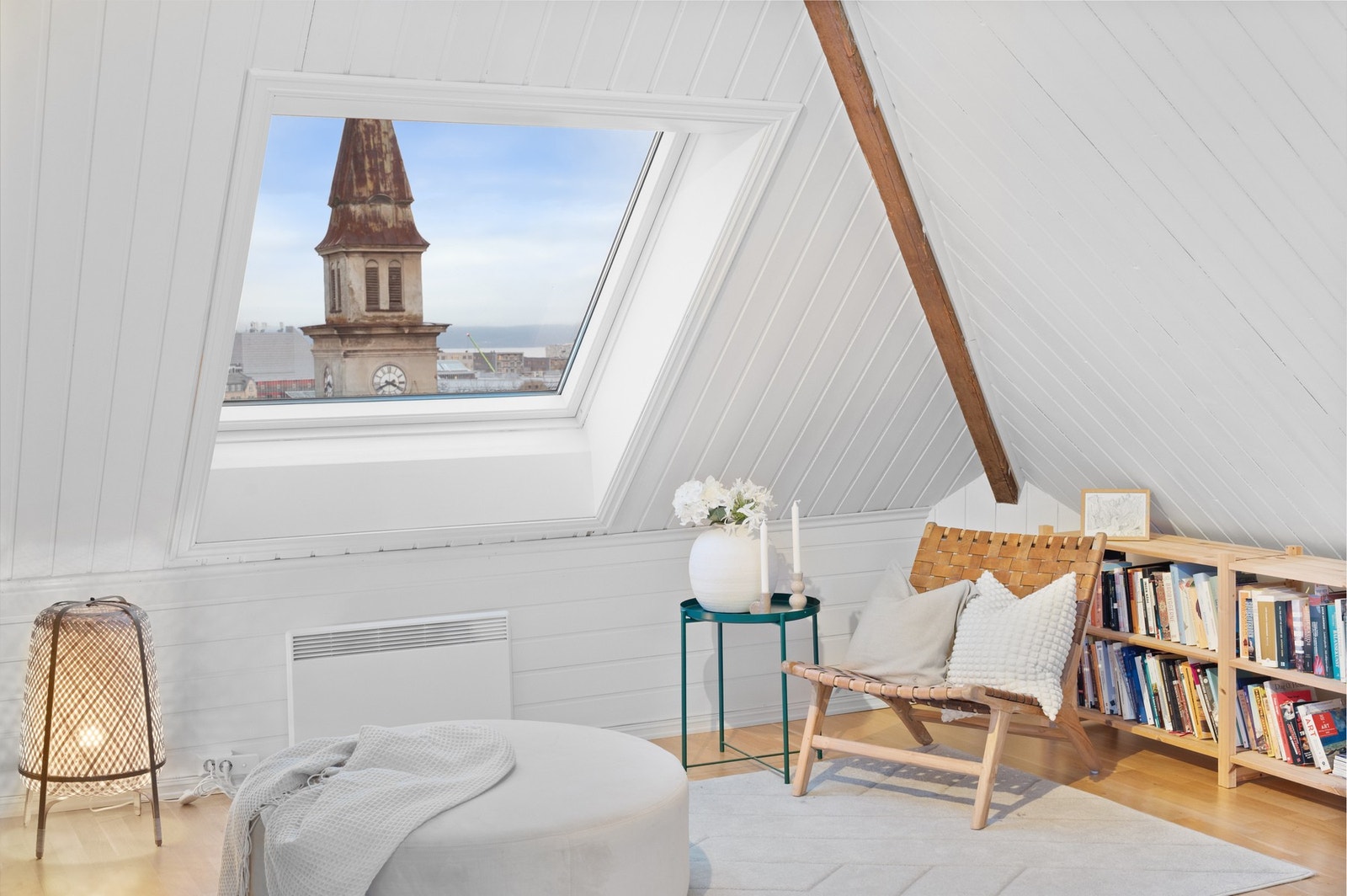 Stemningsfull sone i loftstuen med takvindu. Galleribilde