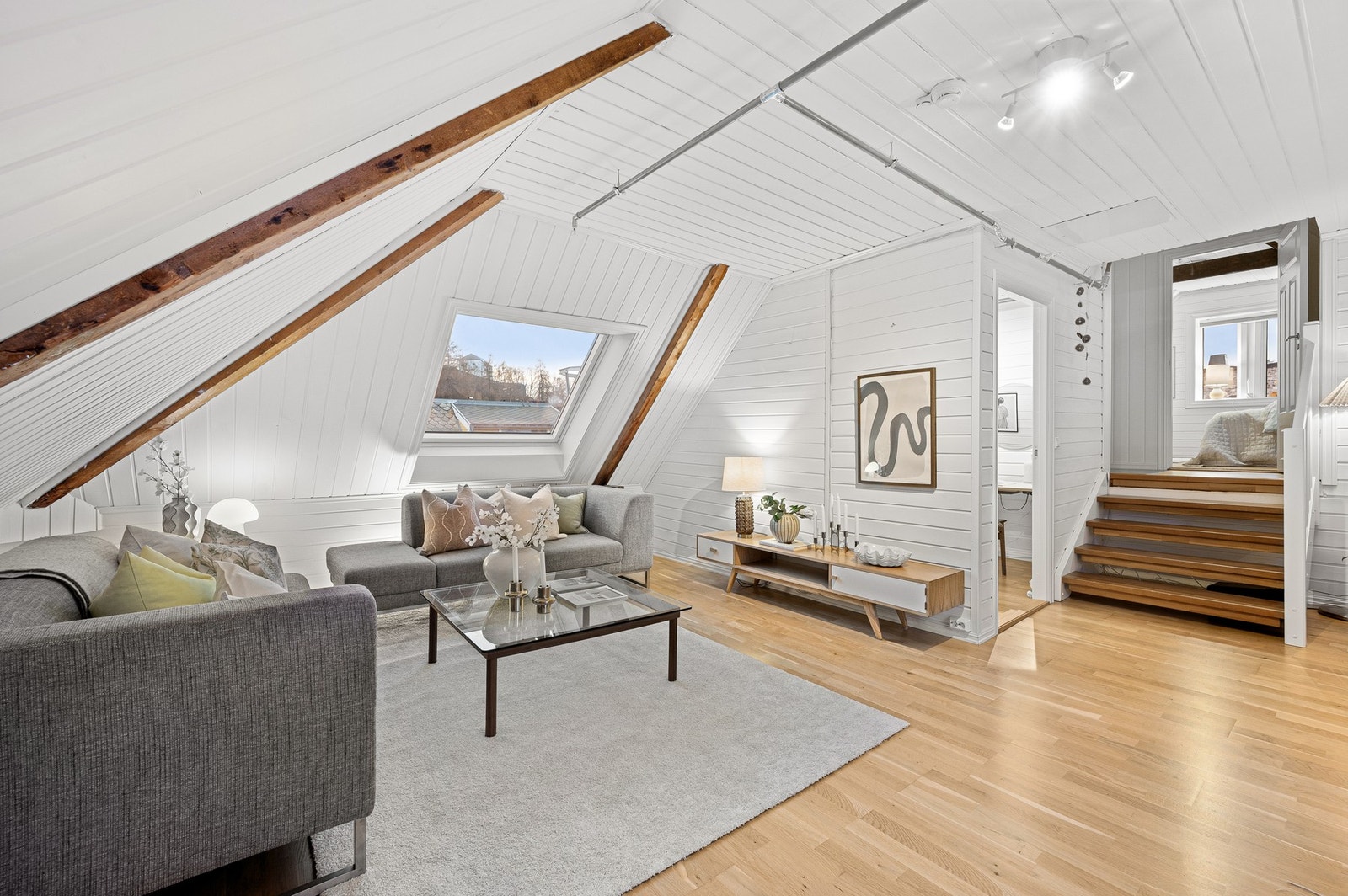 EiendomsMegler 1 ved Markus Tangvik har gleden av å presentere en sjarmerende toppleilighet i Nedre Møllenberg gate 9 B. Foto: Krokstad&Nervik Galleribilde