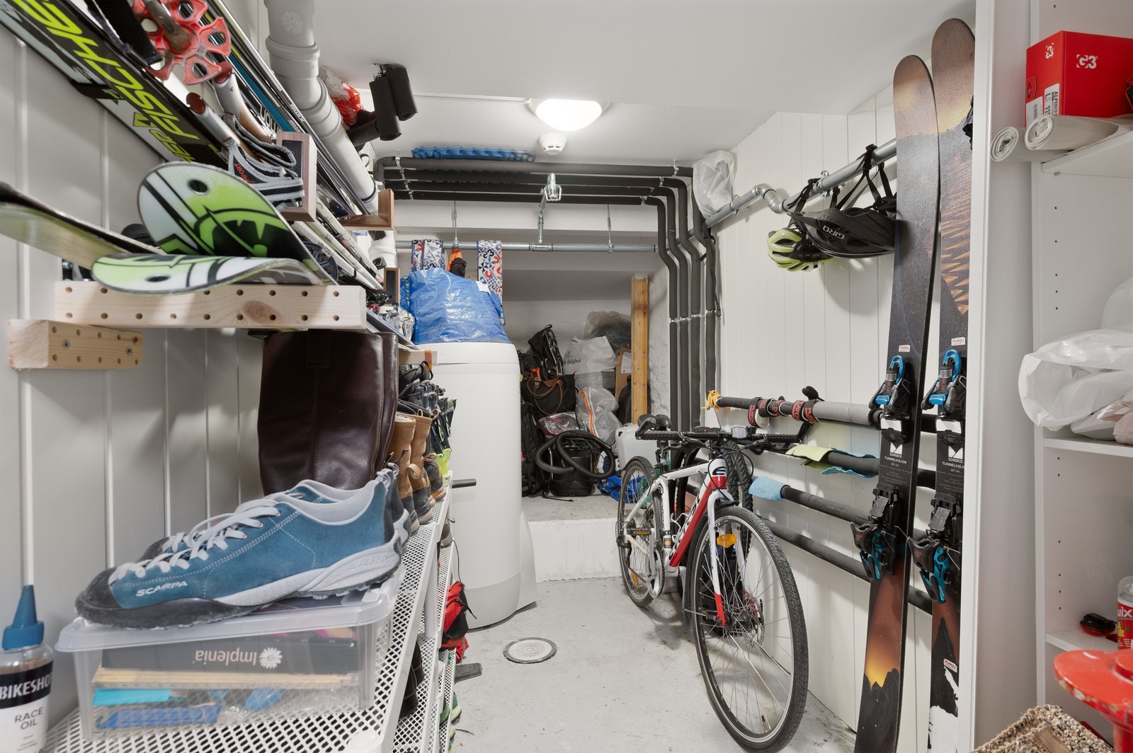 Praktisk kjellerbod med gode oppbevaringsmuligheter for sykler, sportsutstyr og sesonglagring. Galleribilde