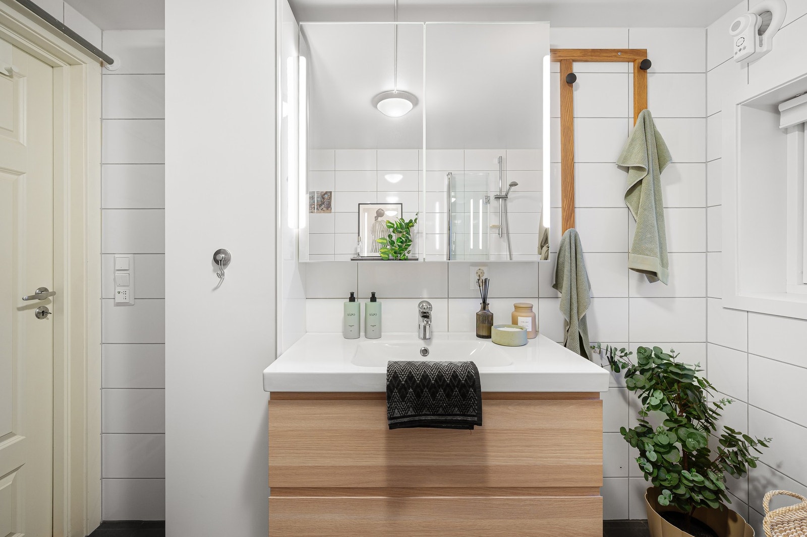 Stilren servantløsning med underskap og speilskap. Galleribilde