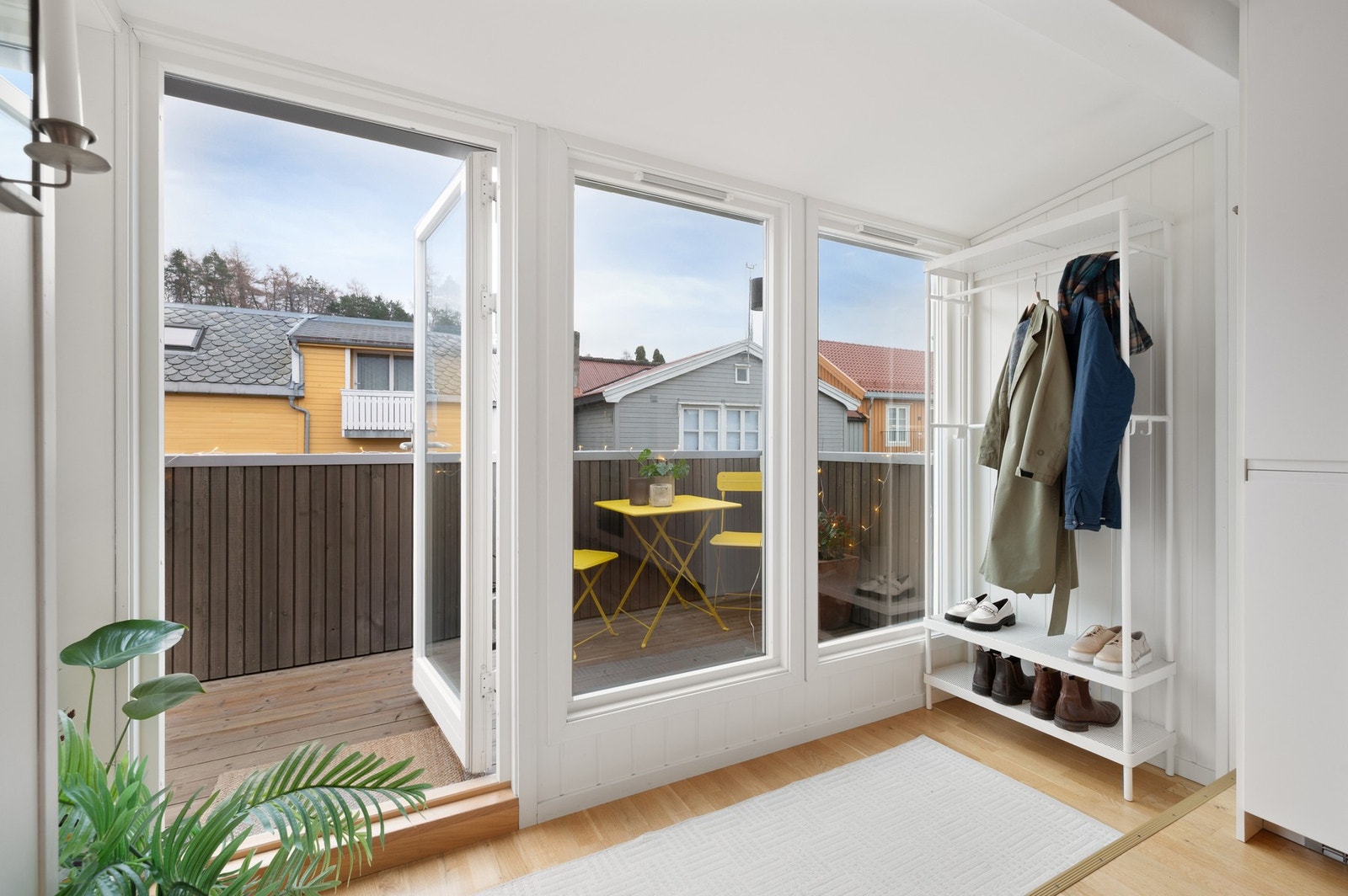 Direkte utgang til balkong fra oppholdsrommet. Galleribilde
