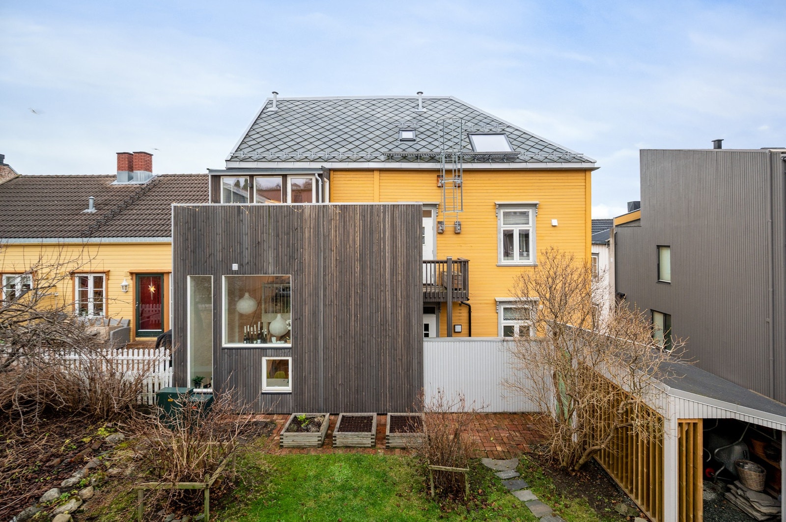 Fasade mot bakgård som gir en skjermet og tilbaketrukket beliggenhet, samtidig som du bor sentralt i Trondheim. Galleribilde