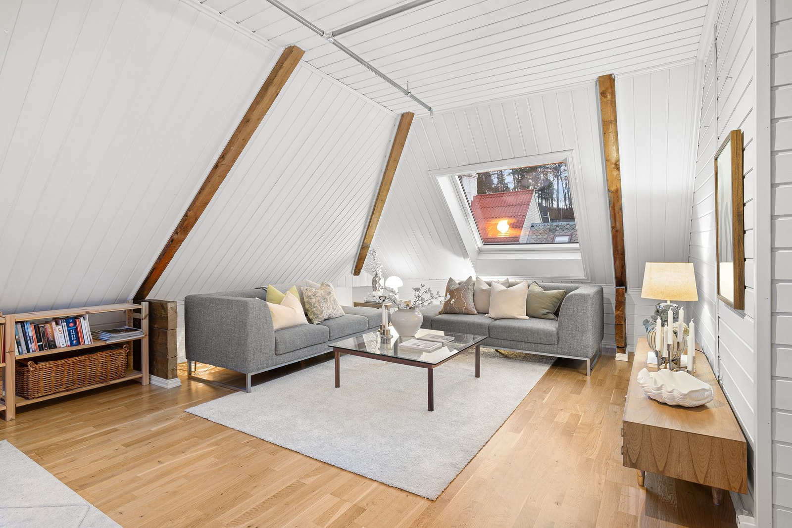 Hvitmalte overflater og takvinduer som gir rikelig med naturlig lys gjennom hele dagen. Galleribilde